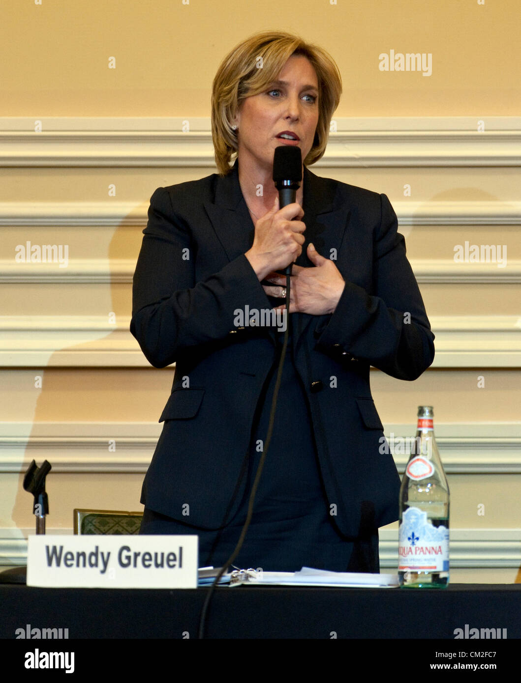 19. September 2012 - Hollywood, CA, USA - WENDY GREUEL beantwortet Fragen während der Los Angeles Mayoral Debatte im Kulturzentrum Taglyan.  Die vier führenden Kandidaten für Bürgermeister Antonio Villaraigosa 2013 übernehmen sind LA Stadtratmitglied ERIC GARCETTI; LA City Controller WENDY GREUEL; ehemalige Radiosender KEVIN JAMES und LA Stadtratmitglied JAN PERRY. (Kredit-Bild: © Brian Cahn/ZUMAPRESS.com) Stockfoto