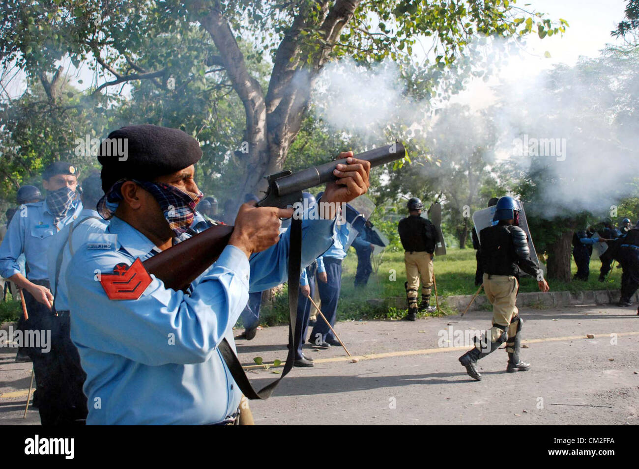 ISLAMABAD. PAKISTAN. 20. September 2012. Sicherheitspersonal Feuer Tränengas Schale zu zerstreuen und Demonstranten zu stoppen, wenn sie versuchen, die US-Botschaft am diplomatische Enklave in Islamabad am Donnerstag während einer Protestkundgebung gegen den angeblich anti-islamischen Film veröffentlicht im Internet zu erreichen. Stockfoto