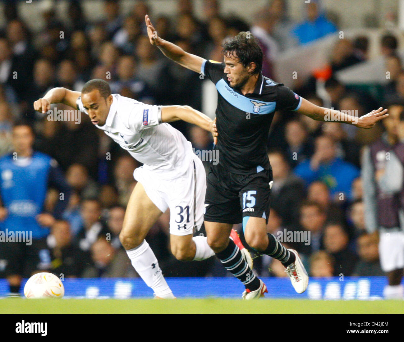 20.09.2012 London, ENGLAND: Alvaro Gonzalez von S.S. Lazio und Andros Townsend von Tottenham Hotspur in Aktion während der Europa League Gruppe J-Partie zwischen Tottenham Hotspur und SS Lazio im White Hart Lane Stadium Stockfoto