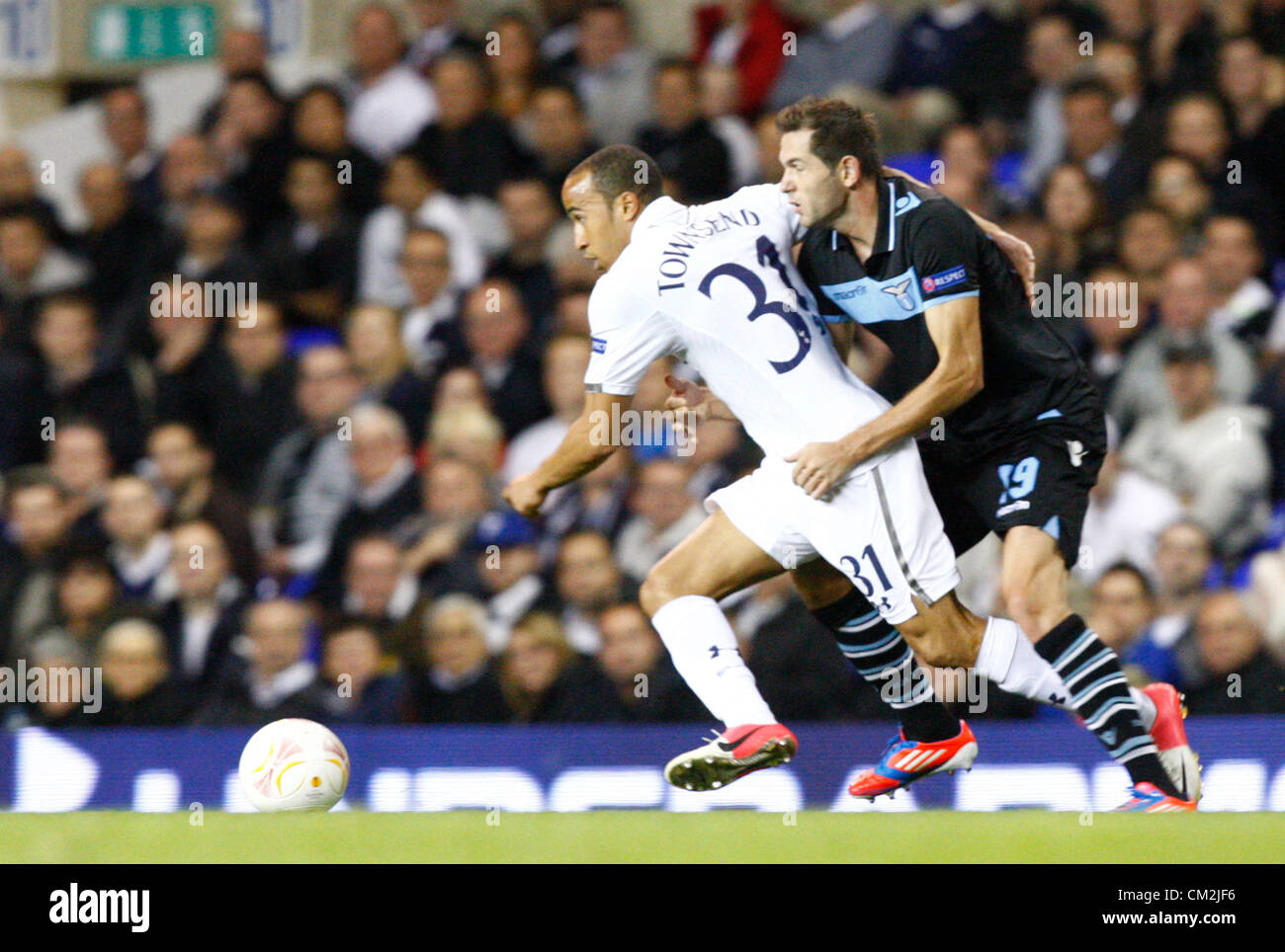 20.09.2012 London, ENGLAND: Andros Townsend von Tottenham Hotspur und Senad Lulic von S.S. Lazio in Aktion während der Europa League Gruppe J-match zwischen Tottenham Hotspur und SS Lazio im White Hart Lane Stadium Stockfoto