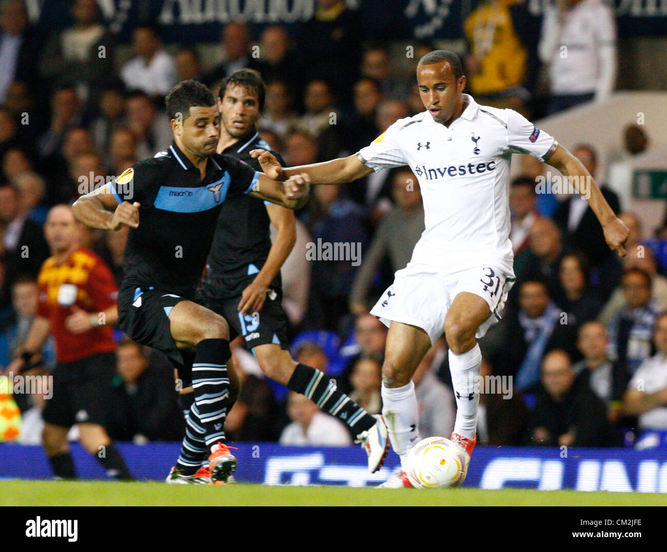 20.09.2012 London, ENGLAND: Ederson S.S. Lazio und Andros Townsend von Tottenham Hotspur in Aktion während der Europa League Gruppe J-match zwischen Tottenham Hotspur und SS Lazio im White Hart Lane Stadium Stockfoto