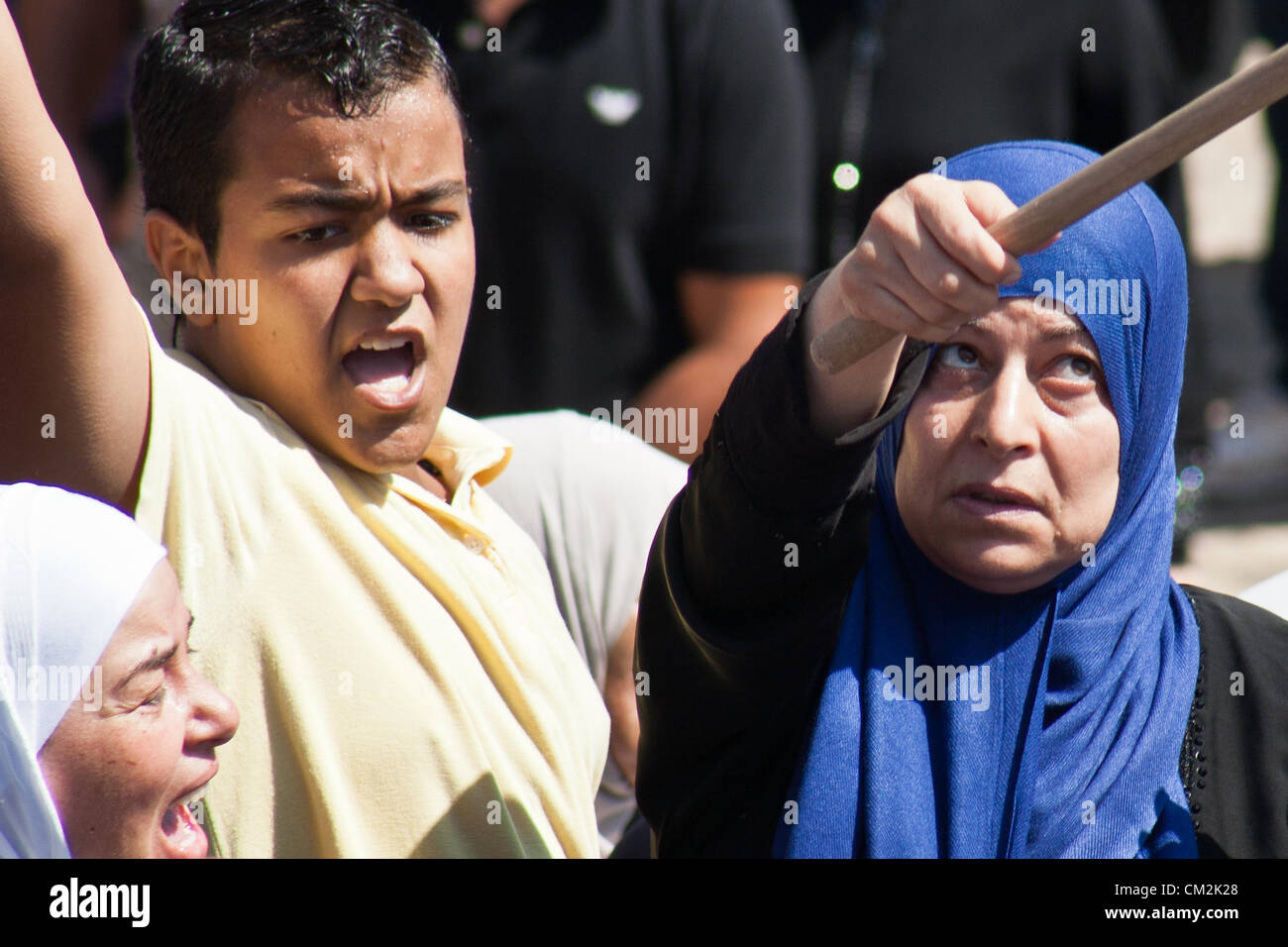 Demonstranten rufen Parolen gegen die USA und Israel für angeblich verschworen, Muslime mit "Unschuld der Muslime" Film zu beleidigen. Jerusalem, Israel. 21. September 2012.  Tausende von Al-Aqsa Anbeter zerstreuen ruhig nach dem Freitagsgebet durch das Damaskustor. Eine kleine Gruppe von hundert inszenieren einen symbolische, zehn Minuten, Protest gegen "Unschuld der Muslime" Film Beleidigung Muhammads und Anhänger. Stockfoto