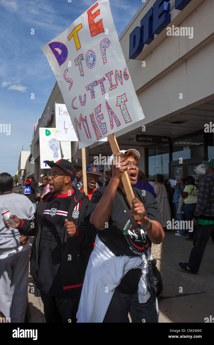 Detroit, Michigan - Mitglieder der Arbeit unterstützt gute Jobs Now rally bei einer DTE Energy, verlangen, dass die elektrische und Gasversorgungsunternehmen zahlen ihren gerechten Anteil an Steuern und Shop Dienstprogramm Absperrungen für arme Familien. Die Gruppe sagte, dass DTE in den letzten zwei Jahren Dienst für 100.000 Detroit Bereich Familien abgeschaltet hatte und hat in den letzten Jahren keine Einkommenssteuer bezahlt. Stockfoto