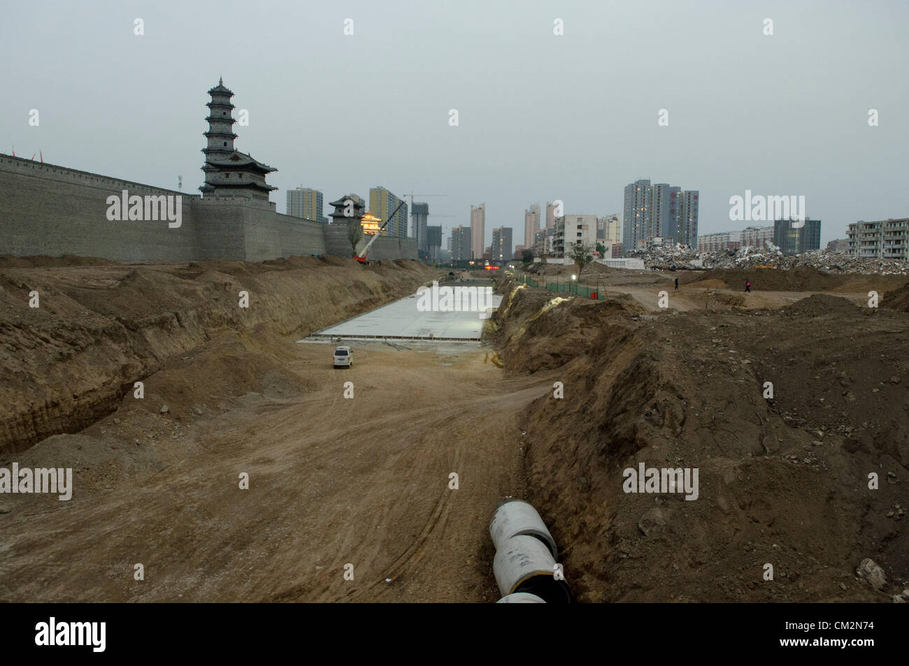 Im Stadtzentrum werden große Bauarbeiten an der alten Mauer durchgeführt. Das Regenerationsprogramm des Bürgermeisters von Datong zielt darauf ab, das Gebiet von seiner jüngsten Berühmtheit im Kohlebergbau zu distanzieren und stattdessen das Gebiet in seinen früheren Glanz und seine historische Bedeutung zurückzubringen. © Olli Geibel Stockfoto