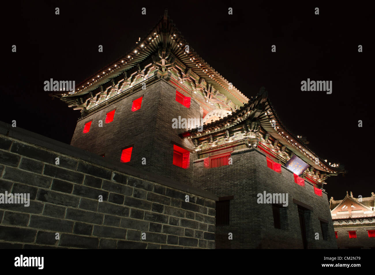 Neugebaute Teile der alten Stadtmauer werden am frühen Abend von Lampen beleuchtet. Im Stadtzentrum werden große Bauarbeiten an der alten Mauer durchgeführt. Das Regenerationsprogramm des Bürgermeisters von Datong zielt darauf ab, das Gebiet von seiner jüngsten Berühmtheit im Kohlebergbau zu distanzieren und stattdessen das Gebiet in seinen früheren Glanz und seine historische Bedeutung zurückzubringen. © Olli Geibel Stockfoto