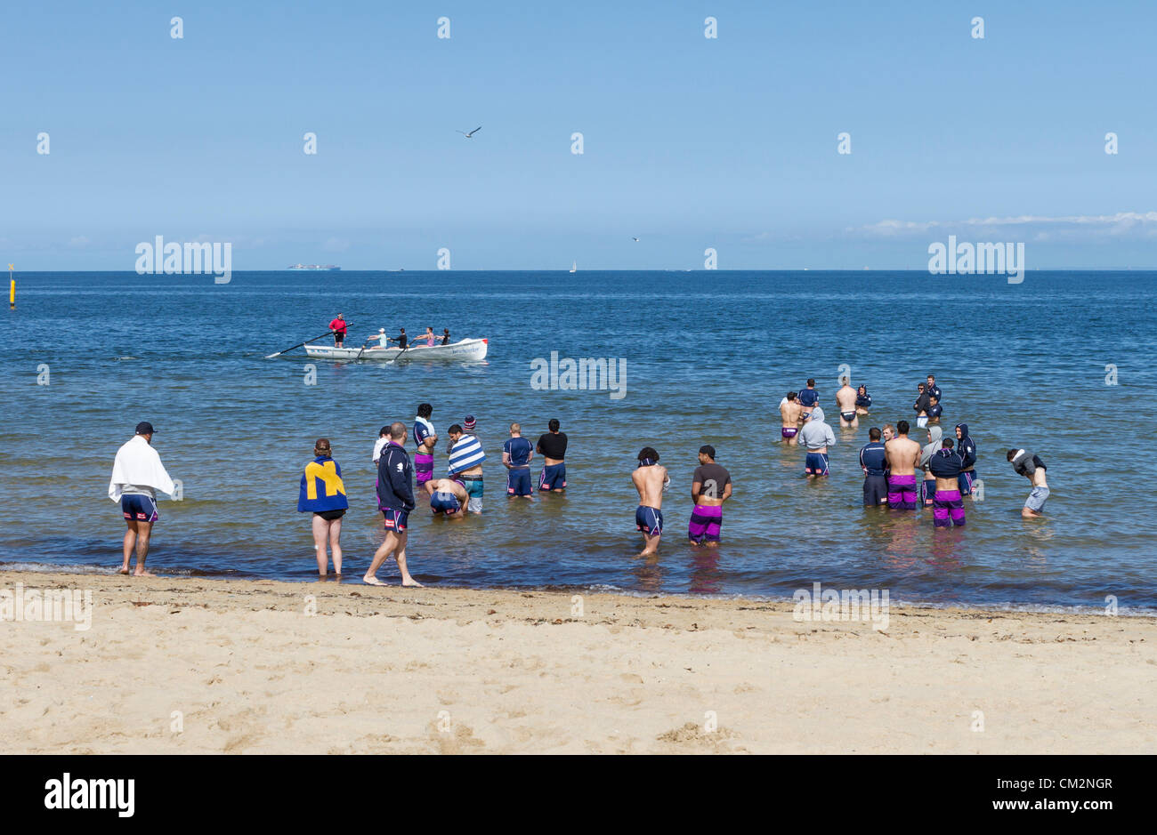 St Kilda, Melbourne, Australien, Samstag, 22 September 2012.  Melbourne Storm-Rugby-Liga-Team, die Mitglieder mit sanften Entspannung trainieren Sie im St. Kilda Beach am Morgen nach ihrer spektakulären 40-12 Sieg über Sydney Manly Sea Eagles in der National Rugby League vorläufige Finale.  Melbourne Sturm sicherte sich jetzt ihren Platz im 2012 NRL Grand Final in Sydney stattfinden, am Sonntag 30. September 2012. Stockfoto