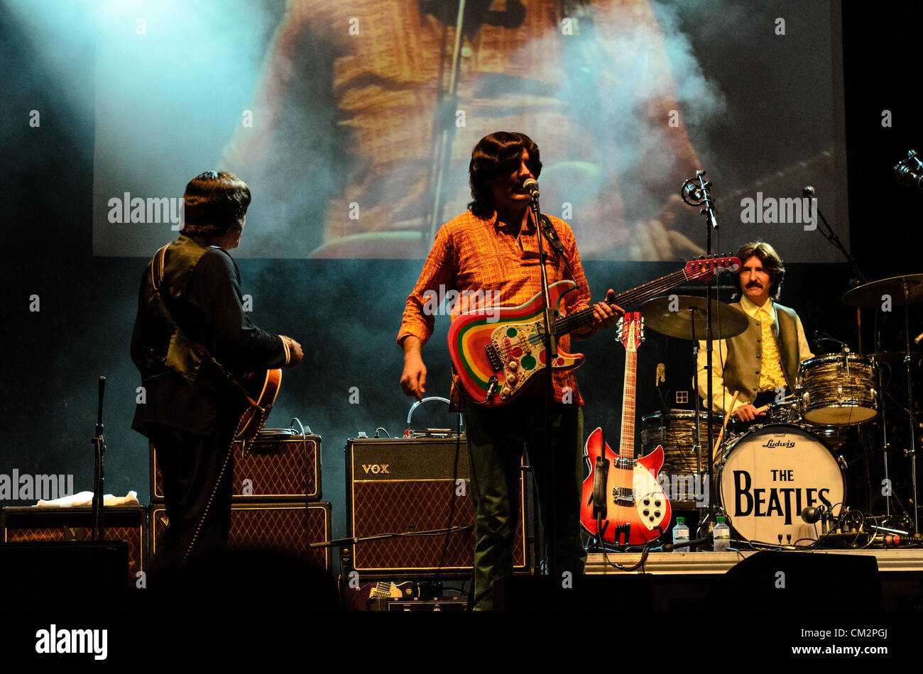 Manel Mateo als Paul, Ferran Corbalan als George und Carlos Moreno als Ringo Starr, Mitglieder der Beatles Revival Band "Abbey Road", live auf der Bühne beim Barcelona City Festival "La Merce", 2012, am St. Jaume Platz vor dem Rathaus. Stockfoto