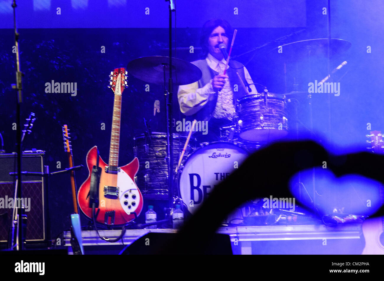 "All you need is Love" von den Beatles ist zurück auf der Bühne gefolgt von Tausenden von begeisterten Fans anhören das "Abbey Road"-Konzert am Stadtfest Barcelonas, La Merce, 2012. Stockfoto