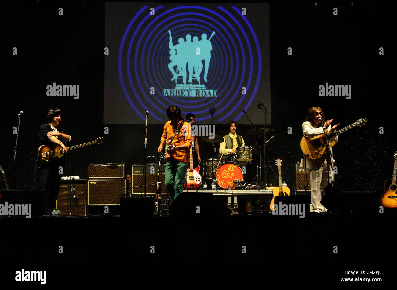 Die "Abbey Road", preisgekrönte Beatles Tribute Band bringt Tausende von begeisterten Fans zurück in den 60ern und 70ern beim Barcelona City Festival, La Merce, 2012. Stockfoto