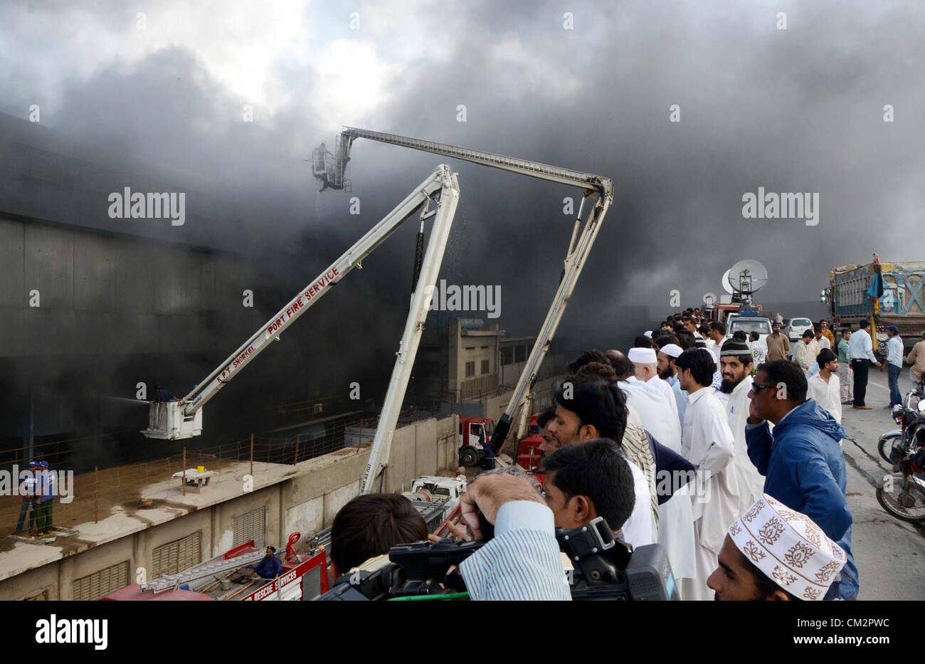 Feuerwehrleute löschen Feuer mit Hilfe der Schnorchel, die brach-Out beim Kochen Ölmühle aus unbekannten Gründen nahe Paracha Chowk an Grundstücksfläche in Karachi auf Samstag, 22. September 2012. Stockfoto