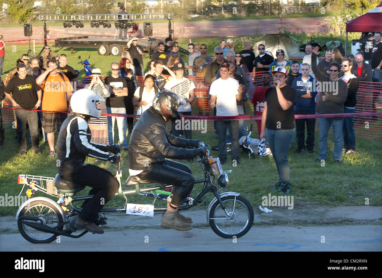 15. September 2012 - Detroit, Michigan, USA - Jeffry (Cq) Micinski von Valparaiso, Indiana (vorne) und Matt Epler von Livonia Rennen ein Tandem Jam Metalwerks (Cq) während einer Veranstaltung namens Thunderdrome in Detroit, MI am 15. September 2012.  Modifizierte Mopeds, Roller, Minibikes und Fahrräder, um die zuvor verlassenen Velodrom, raste am Osten Outer Drive und Mound Road gelegen. (Kredit-Bild: © Mark Bialek/ZUMAPRESS.com) Stockfoto