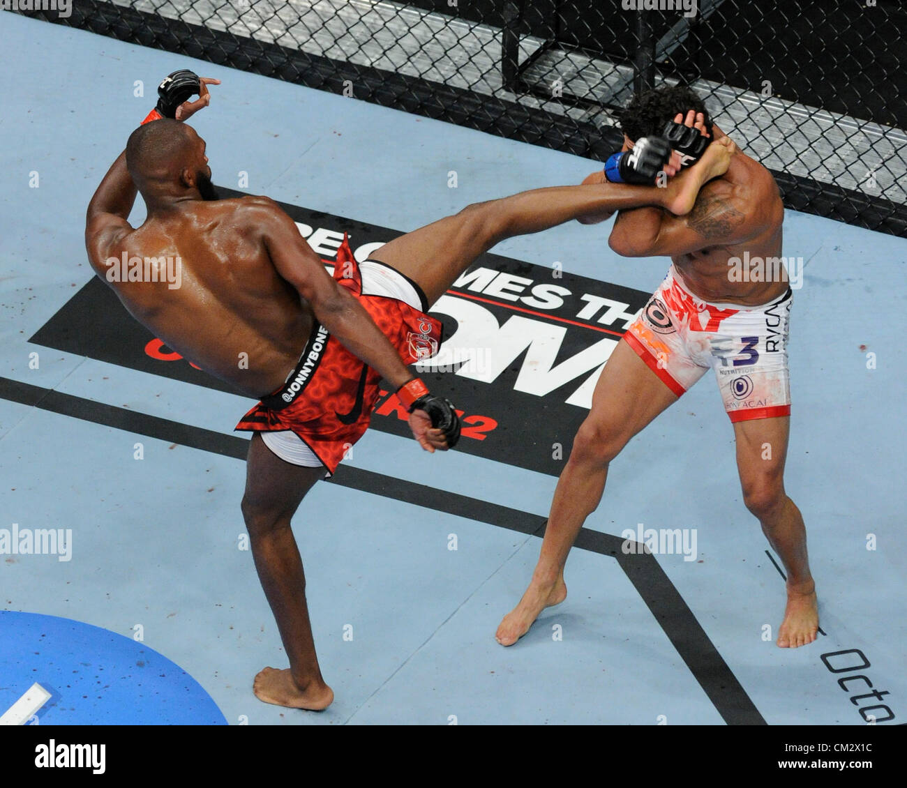 22. September 2012. Toronto, Kanada. UFC 152 Light Heavyweight Titelkampf statt im Air Canada Centre in Toronto. Im Bild, Jon Jones gegen Vitor Belfort. Jones behalten seinen WM-Titel nach 3 Runden. (DCP/N8N) Stockfoto