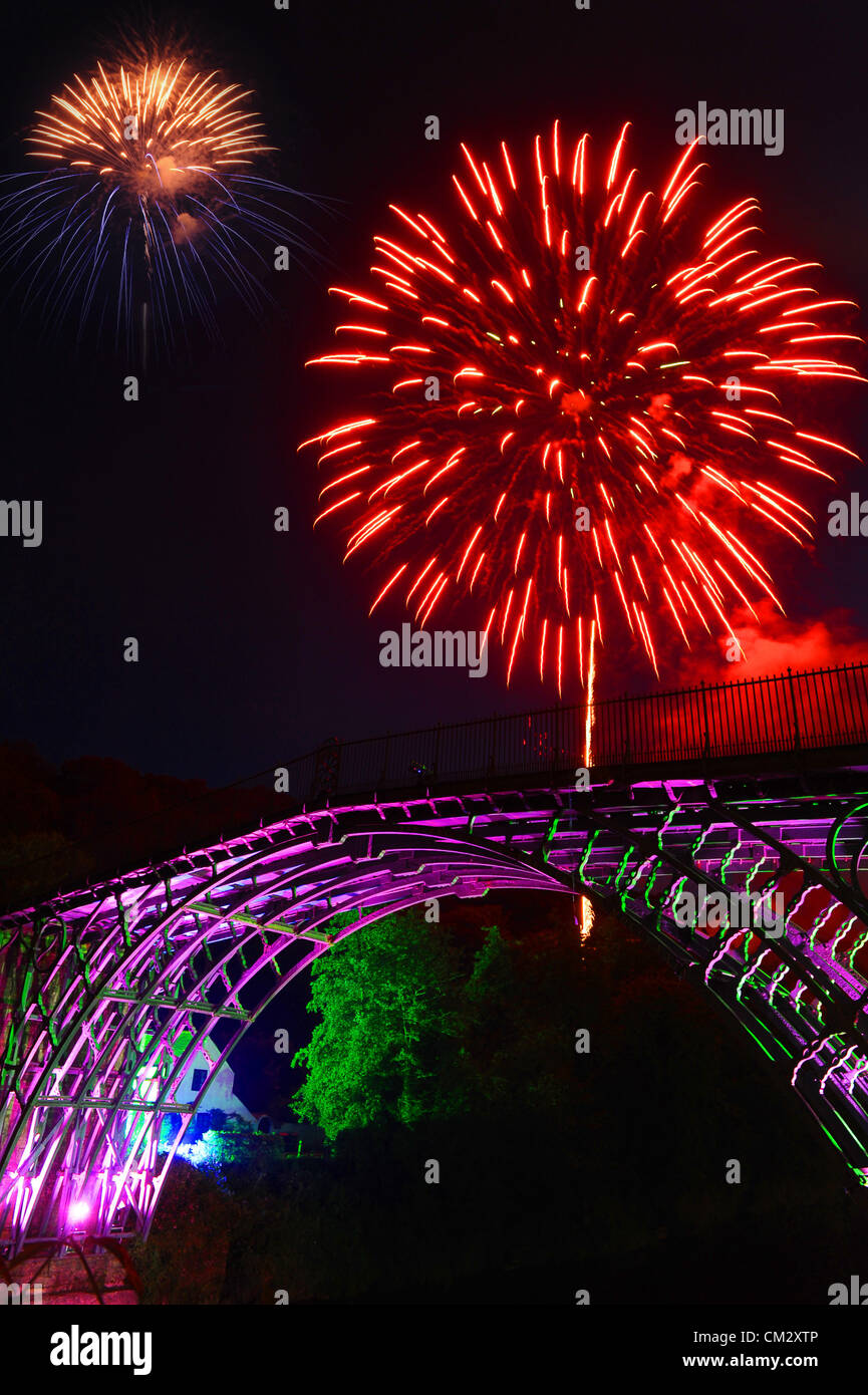 Das Ironbridge Gorge World Heritage Festival endete mit einem großen Finale mit einem Feuerwerk über der ältesten Eisernen Brücke der Welt an diesem Wochenende. Das Ironbridge Feuerwerk zeigt Großbritannien Stockfoto