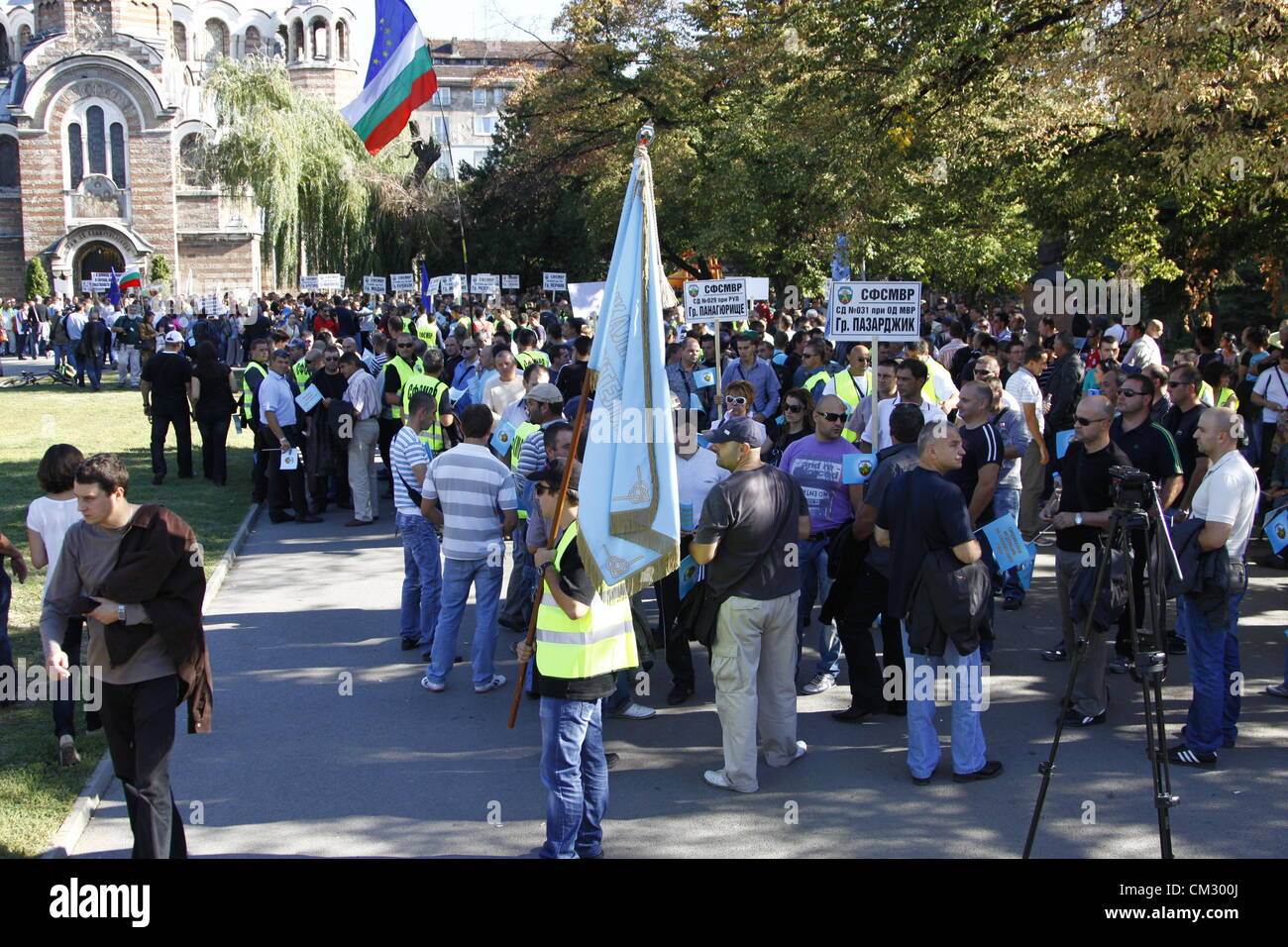 Mehr als tausend Polizisten und Innenministerium Arbeiter versammelten sich vor den Black-Moschee in der Innenstadt von Sofia für mehr Geld und bessere Arbeitsbedingungen zu demonstrieren. Sofia, Bulgarien; 23.09.2012. Bildnachweis: Johann Brandstatter / Alamy Live News Stockfoto