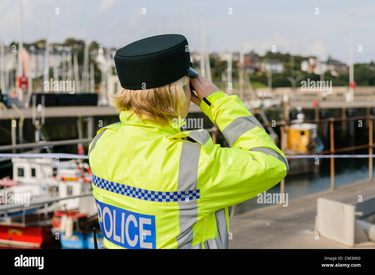 Polizei-Offizier mit dem Fernglas auf eine Rettungsaktion auf See zu überprüfen Stockfoto