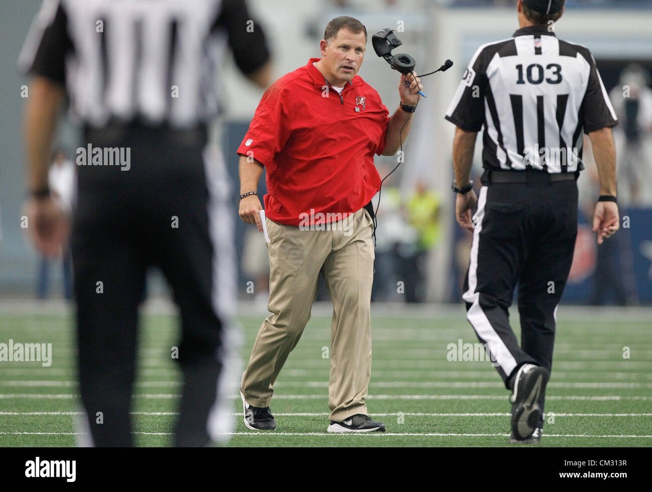 23. September 2012 - Florida, USA - Tampa Bay Buccaneers Head Coach Greg Schiano Fragen die Schiedsrichter, als er ein Stück im dritten Quartal Herausforderungen. Shiano gewann die Challenge geben die Bucs den Ball. ZWEITE Hälfte Aktion: Die Tampa Bay Buccaneers spielen die Dallas Cowboys im Cowboys Stadium in Arlington, Texas. Die Dallas Cowboys gewann 16-10. (Kredit-Bild: © Daniel Wallace/Tampa Bay Times/ZUMAPRESS.com) Stockfoto 23. September 2012 - Florida, USA - Tampa Bay Buccaneers Head Coach Greg Schiano Fragen die Schiedsrichter, als er ein Stück im dritten Quartal Herausforderungen. Shiano gewann die Challenge geben die Bucs den Ball. ZWEITE Hälfte Aktion: Die Tampa Bay Buccaneers spielen die Dallas Cowboys im Cowboys Stadium in Arlington, Texas. Die Dallas Cowboys gewann 16-10. (Kredit-Bild: © Daniel Wallace/Tampa Bay Times/ZUMAPRESS.com) Stockfoto