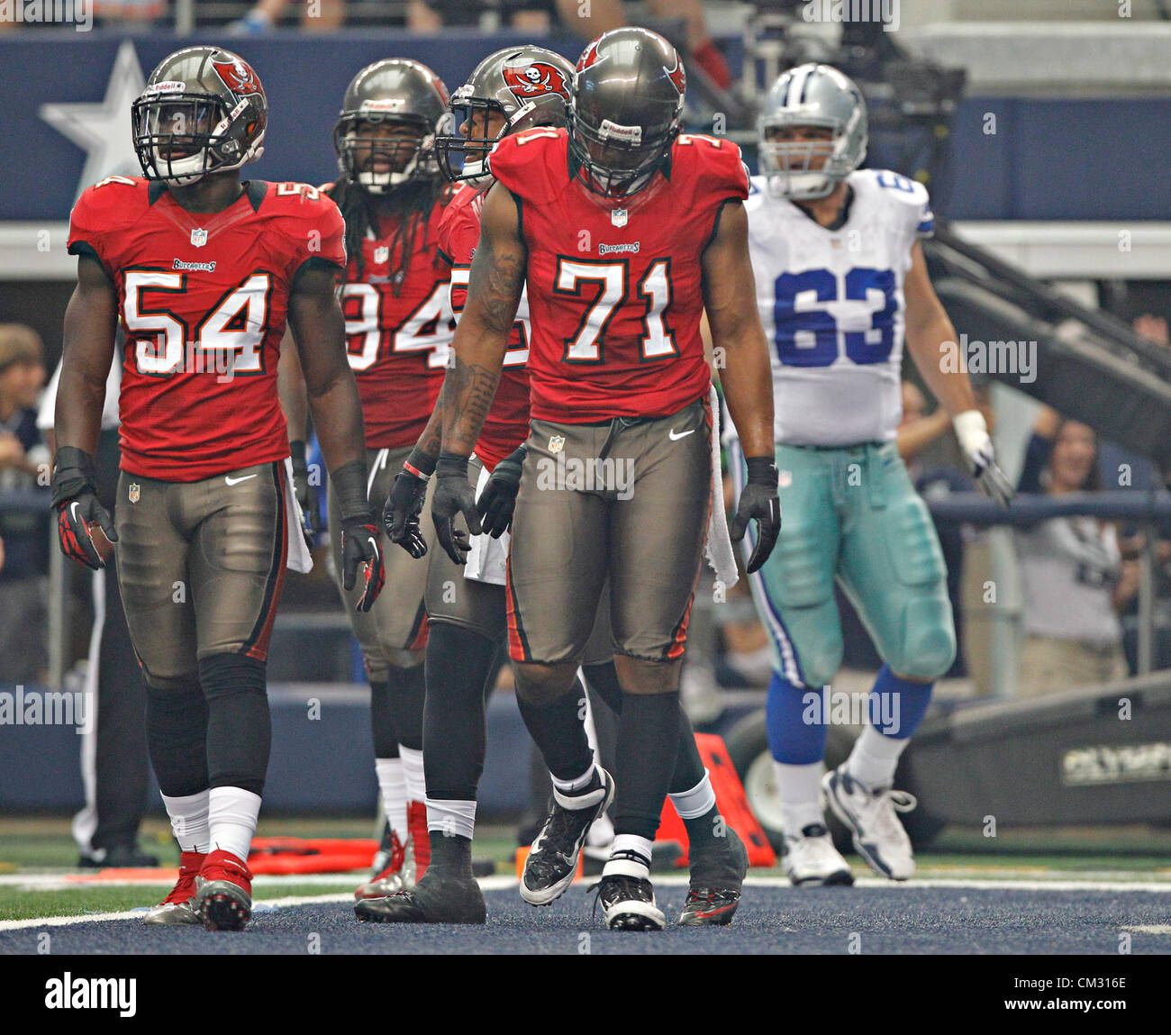 23. September 2012 - Florida, USA - Tampa Bay Buccaneers Linebacker Lavonte David (54), defensive beenden Adrian Clayborn (94), Linebacker Mason Foster (59) und defensive End Michael Bennett (71) reagieren auf einen Touchdown durch Dallas Cowboys Runningback DeMarco Murray (29) im ersten Quartal. ZUERST spielen eine halbe Aktion: Die Tampa Bay Buccaneers die Dallas Cowboys im Cowboys Stadium in Arlington, Texas. Nach der ersten Hälfte sind die Dallas Cowboys bis 10-7. (Kredit-Bild: © Daniel Wallace/Tampa Bay Times/ZUMAPRESS.com) Stockfoto