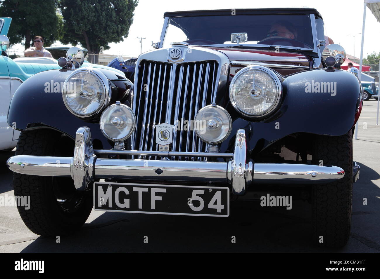 EL MONTE, Kalifornien, USA - 23. September 2012 - Motor eine 1954 MG TF mit 1466cc auf dem Display an der El Monte Air Show Stockfoto