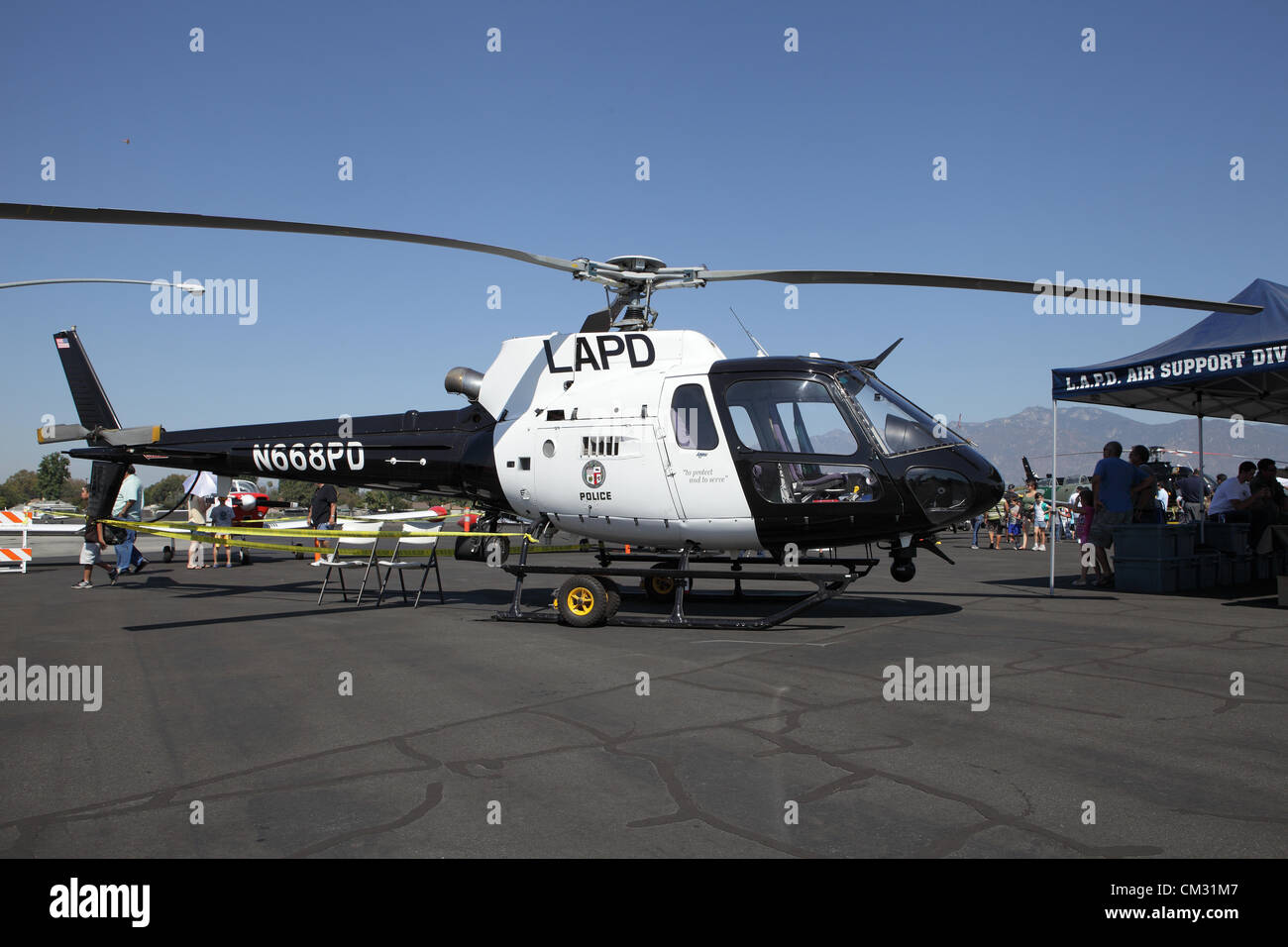 EL MONTE, Kalifornien, USA - 23. September 2012 - eine breite Auswahl von Flugzeugen auf dem Display an der El Monte Airshow am 23. September 2012.  Das LAPD ASD ist der größte Gesetz Durchsetzung Lufteinheit der Welt Stockfoto
