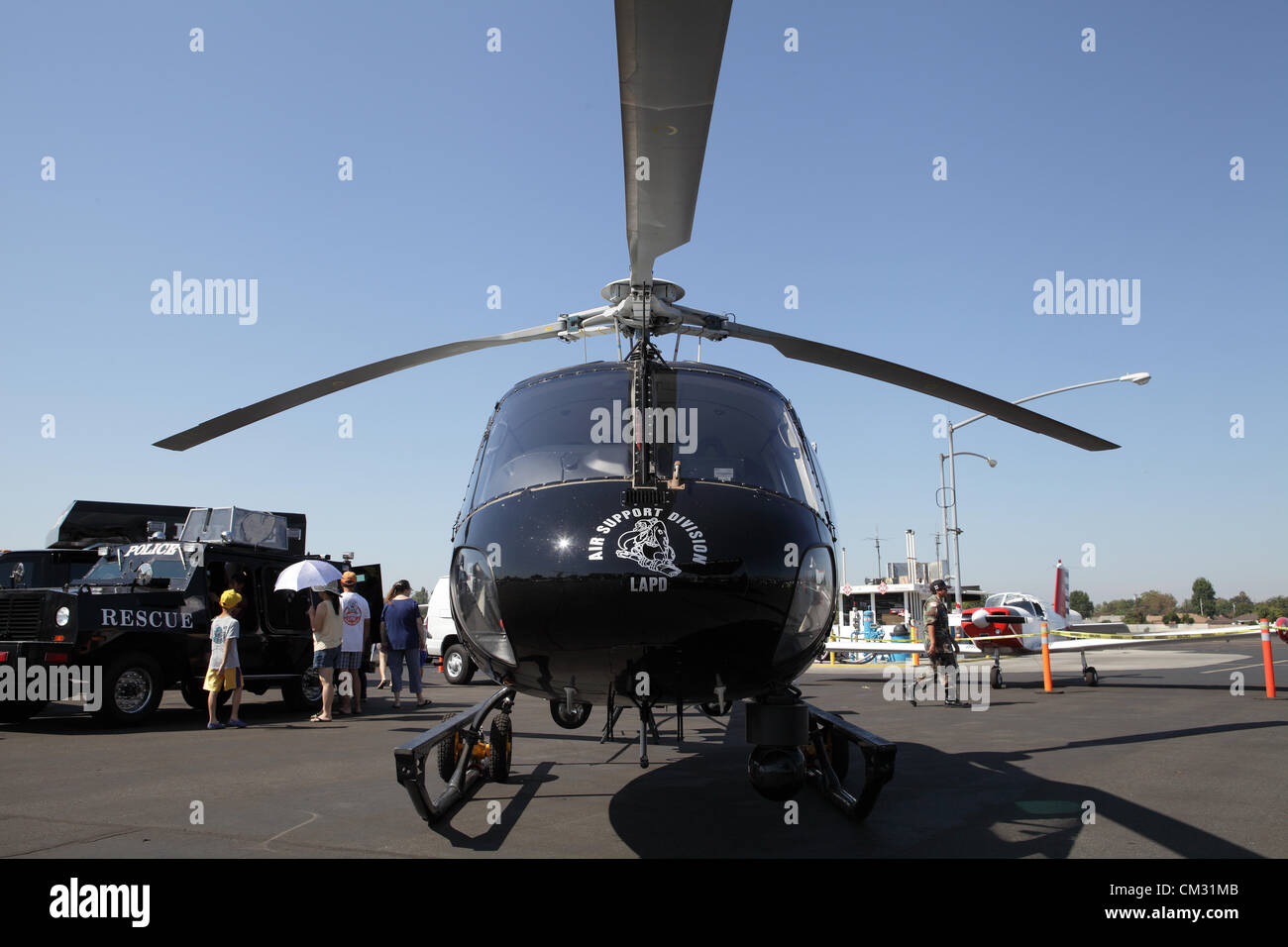 EL MONTE, Kalifornien, USA - 23. September 2012 - eine breite Auswahl von Flugzeugen auf dem Display an der El Monte Airshow am 23. September 2012.  Das LAPD ASD ist der größte Gesetz Durchsetzung Lufteinheit der Welt Stockfoto