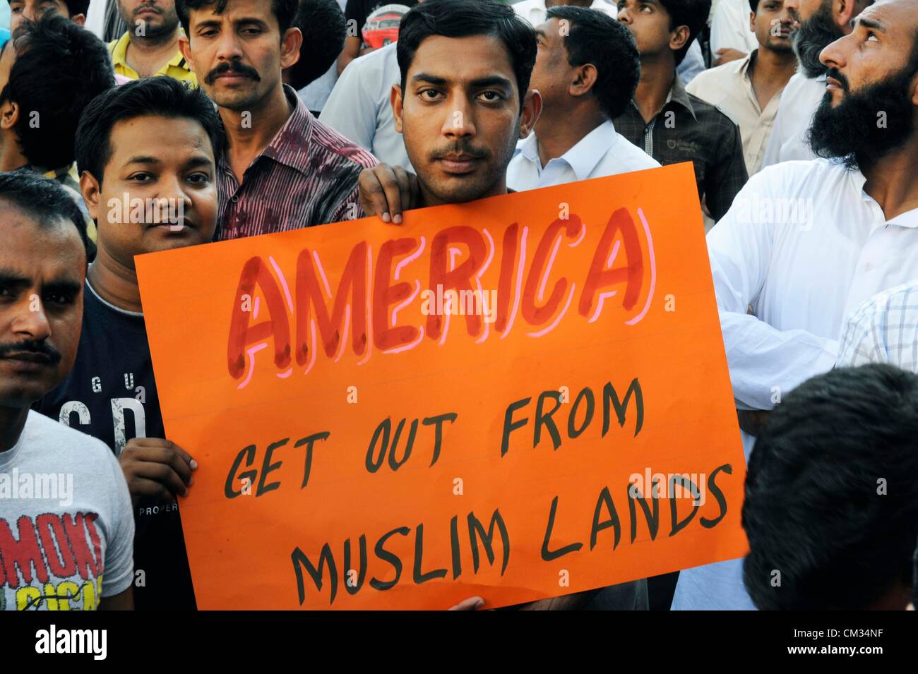 23. September 2012, produziert Athen Griechenland - ca. 600 muslimische Demonstranten stießen mit der griechischen Polizei während einer Kundgebung gegen den Film "Die Unschuld der Muslime" über Prophet Muhammad in den USA. Demonstranten wollten an der amerikanischen Botschaft, Polizei blockiert abseits der Straße marschieren. Stockfoto