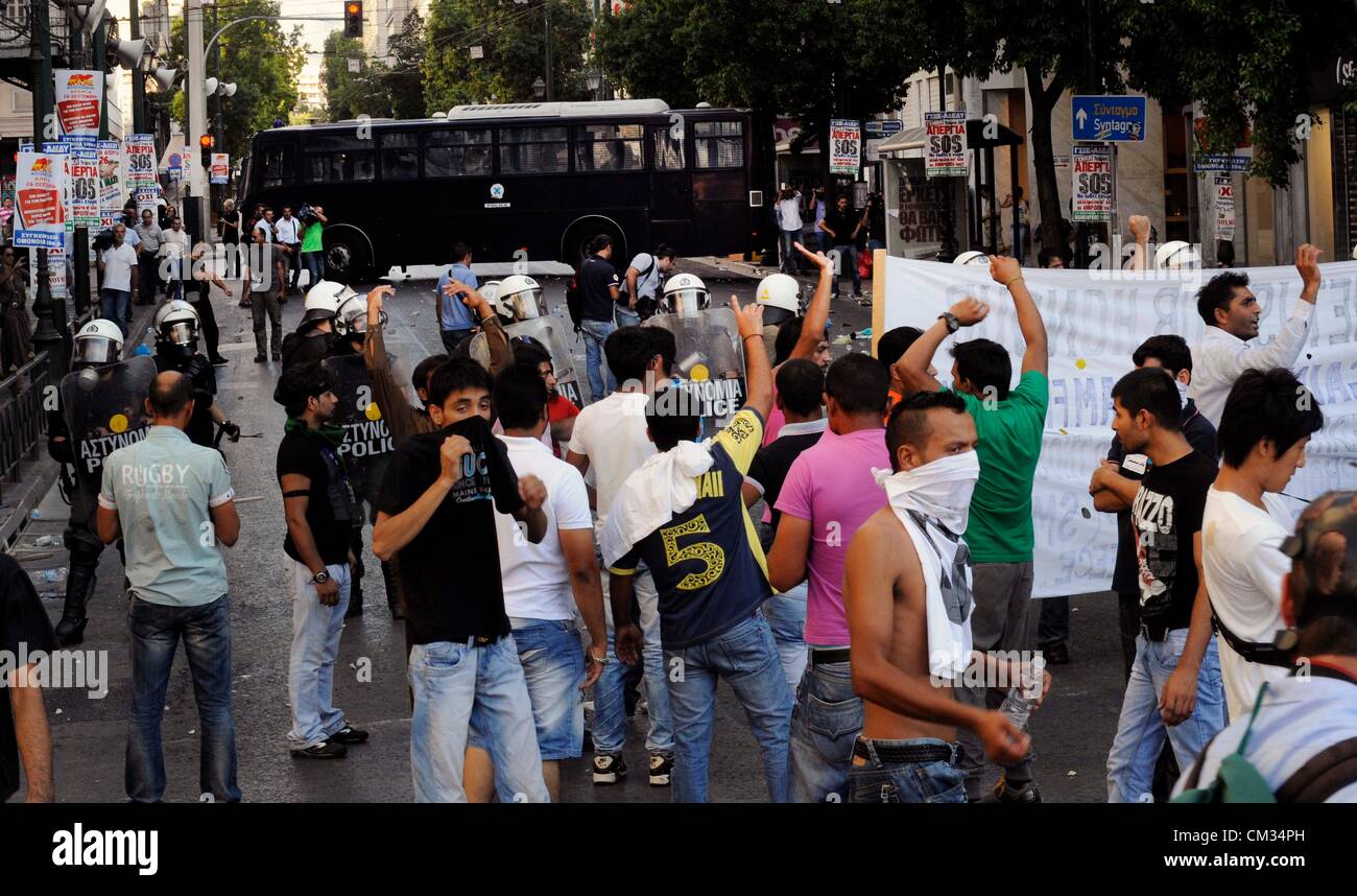 23. September 2012, produziert Athen Griechenland - ca. 600 muslimische Demonstranten stießen mit der griechischen Polizei während einer Kundgebung gegen den Film "Die Unschuld der Muslime" über Prophet Muhammad in den USA. Demonstranten wollten an der amerikanischen Botschaft, Polizei blockiert abseits der Straße marschieren. Stockfoto