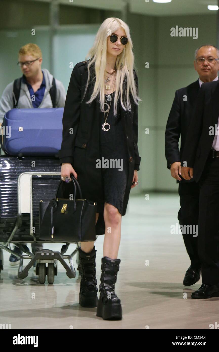 Taylor Momsen, 24. September 2012, Chiba, Japan - US-Schauspielerin, Musikerin und Model, Taylor Momsen, kommt am Tokyo Narita International Airport. Die American Star Gossip Girl und Pretty Reckless ist in Japan, die Samantha Thavasa Marke zu fördern. Sie ist die jüngste in einer langen Reihe von internationalen Stars der japanischen Handtasche Marke zugeordnet werden soll. (Foto: AFLO) Stockfoto