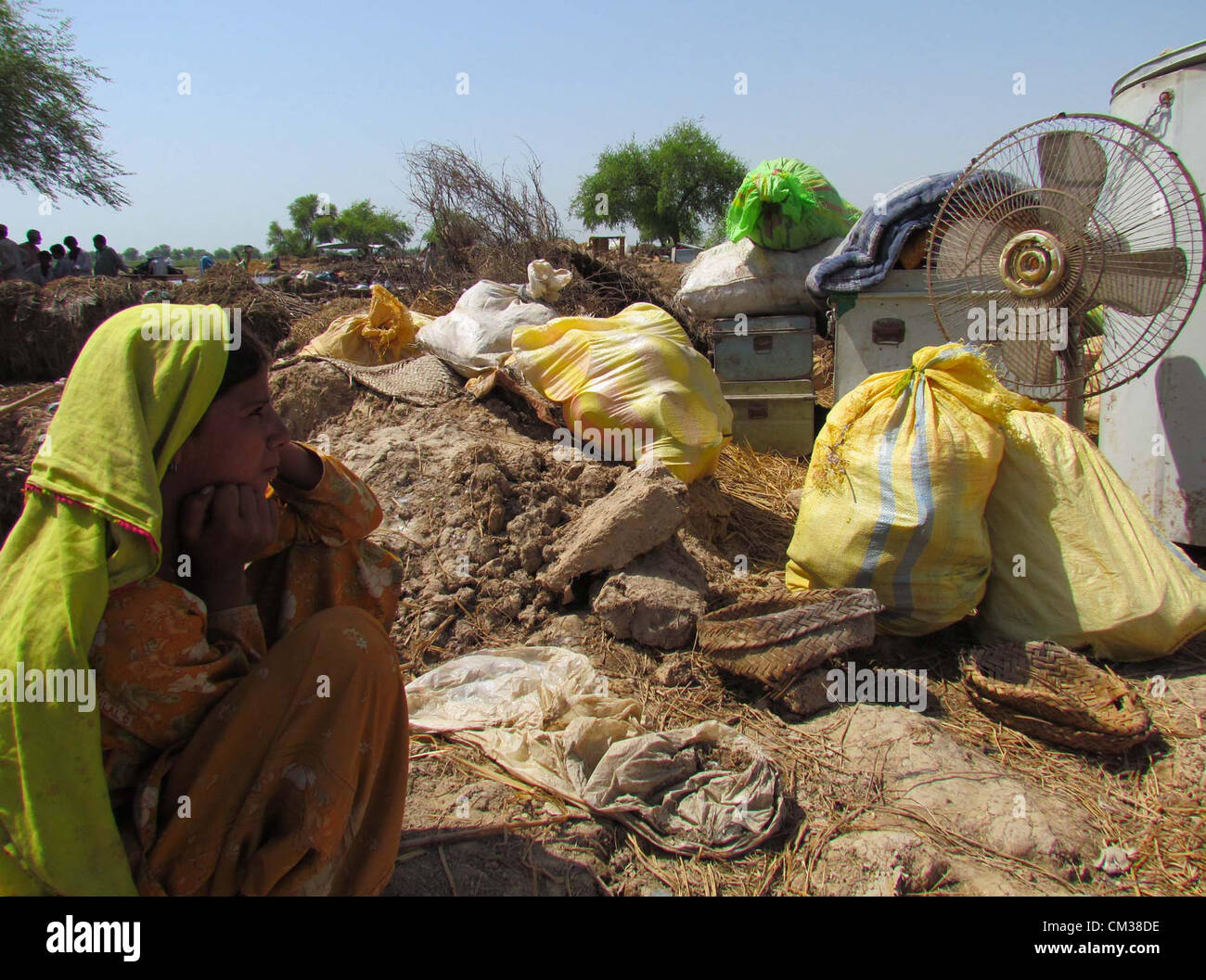 Eine Hochwasser betroffenen Mädchen schaut ihr Haus entkam aus Flut unter freiem Himmel am Garcias Sobhat Pur in Naseerabad auf Montag, 24. September 2012 fließen zu halten. Stockfoto