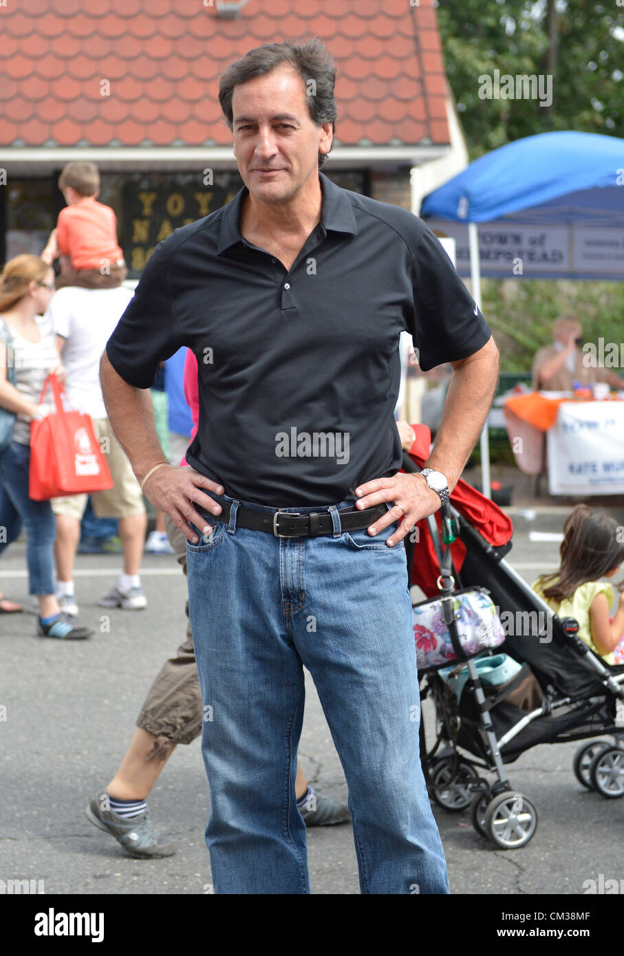 22. September 2012 - Bellmore, New York USA - New York State Senator CHARLES FUSCHILLO (R-Merrick) steht der 26. jährliche Bellmore Familie Straßenfest, wo seine stand seine bevorstehende Veranstaltungen wie Senior ID-Programme veröffentlicht. Mehr Menschen als gut über 120.000, die den Long-Island-Messe im vergangenen Jahr besuchten erwartet wurden. Stockfoto