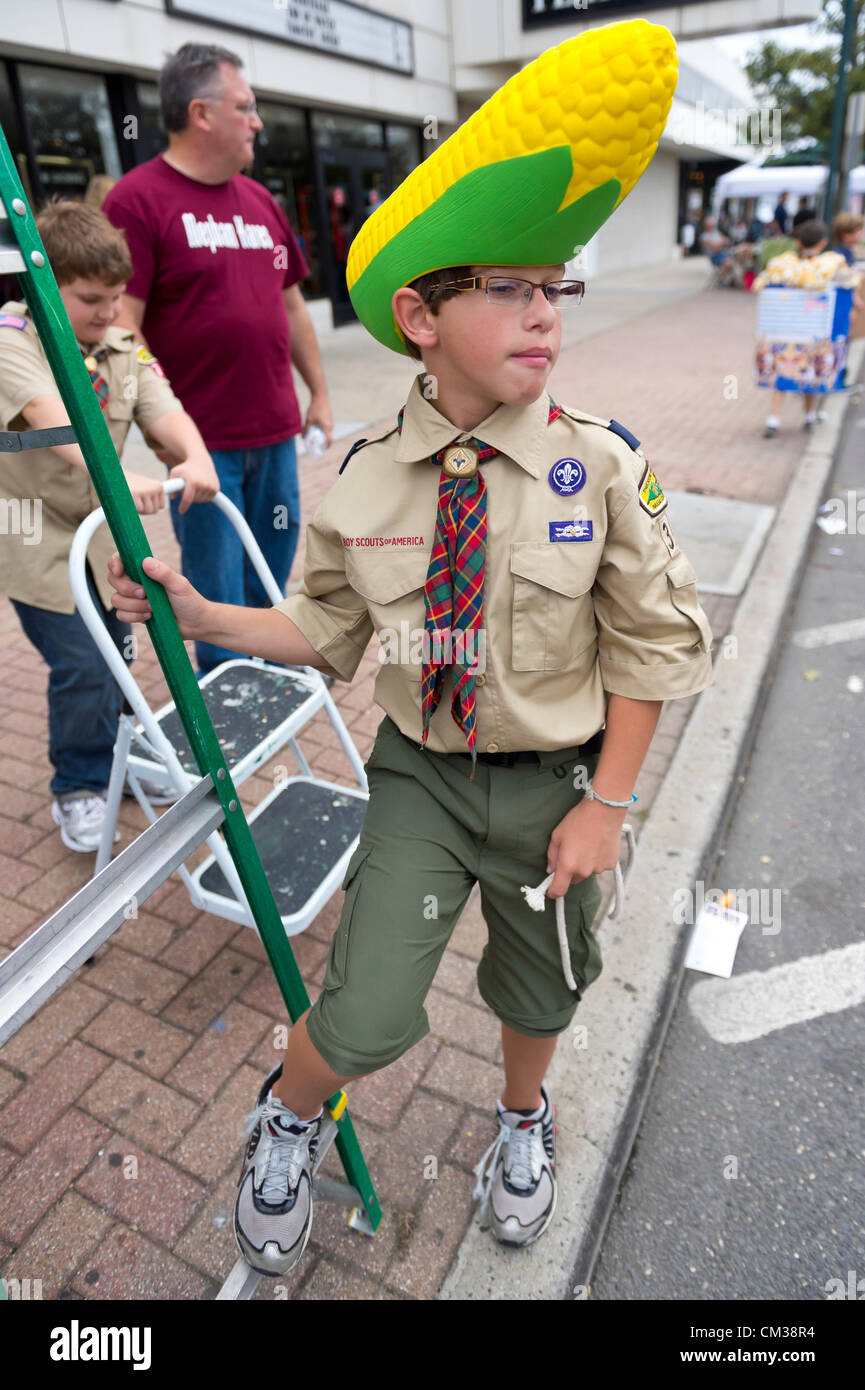 22. September 2012 - ist Bellmore, New York USA - tragen einen großen Mais auf der Cob-Hut, Pfadfinder aus North Bellmore Cub Scout Truppe 313 Truppe Popcorn um Spenden auf dem 26. Bellmore Familie Street Festival verkauft. Mehr Menschen als gut über 120.000, die den Long-Island-Messe im vergangenen Jahr besuchten erwartet wurden. Stockfoto