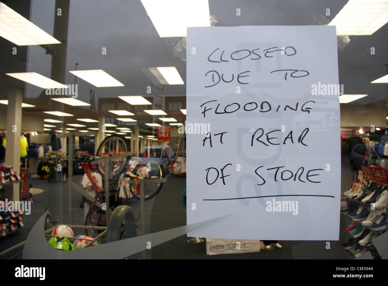 24. September 2012. Überschwemmungen schließt speichern JJB Sports, Ravenside Retail Park, am Tag es wurde bekannt gegeben, dass das Unternehmen sind Verwaltung, eingehen, Chesterfield, Derbyshire, UK Stockfoto