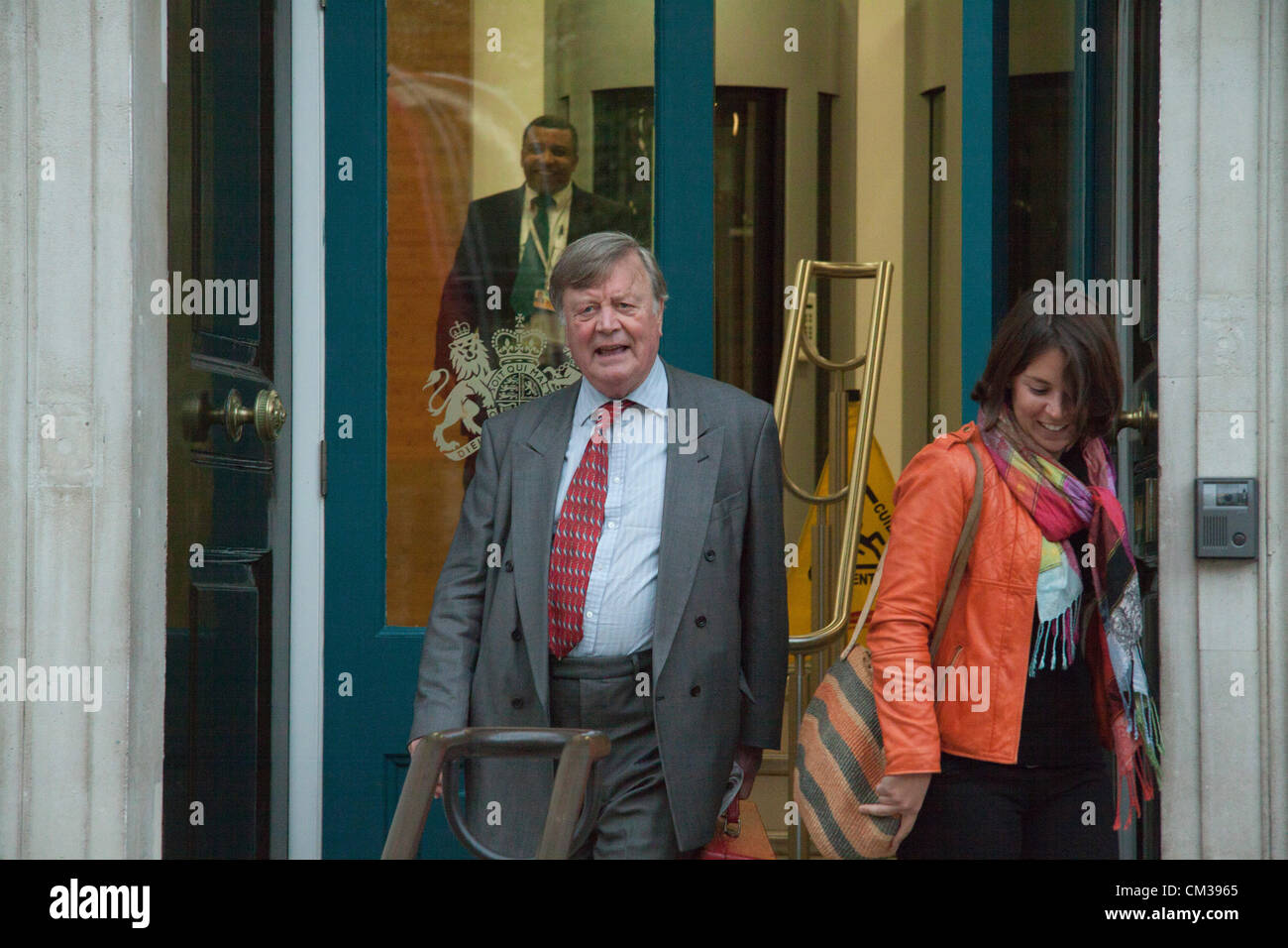 24. September 2012. London UK. Der ehemalige Justizminister und Minister ohne Portfolio Ken Clarke verlässt das Cabinet Office in Whitehall, London Stockfoto