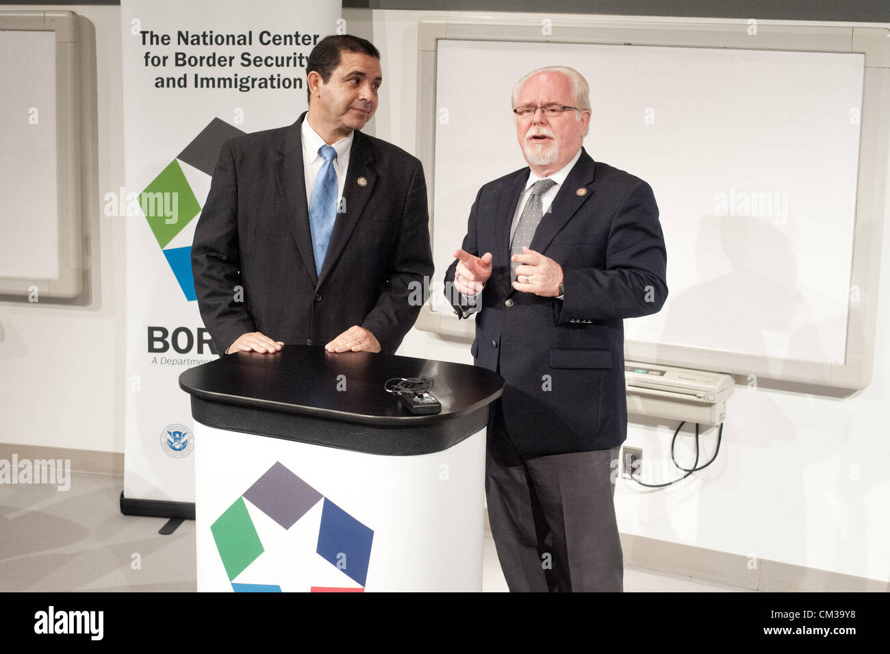 24. September 2012 - trafen ein Briefing über das AVATAR-Projekt durchgeführten UA in Verbindung mit dem The Center of Excellence für die Grenzsicherung und Einwanderung Tucson, Arizona, USA - Rep HENRY CUELLAR (D -Tex) und Rep RON BARBER (D -ARIZ) an der University of Arizona in Tucson, Arizona.  Cuellar und Barber, beide Mitglieder der Verfassungsschutz, und sagte, der automatisierten AVATAR menschliche Voreingenommenheit aus Zuwanderung Vorführungen an der Grenze der US-Mex. während der Freisetzung von menschlichen Agenten für andere Aktivitäten entfernen würde.  Barber sagte, dass das Programm hilft den nördlichen Drogen, wh stoppen Stockfoto