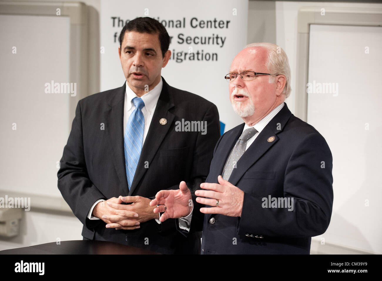 24. September 2012 - traf Tucson, Arizona, USA - Rep HENRY CUELLAR (D -Tex), links, und Rep RON BARBER (D -ARIZ), rechts, an der University of Arizona in Tucson, Arizona für ein Briefing über das AVATAR-Projekt durchgeführten UA in Verbindung mit dem The Center of Excellence für die Grenzsicherung und Einwanderung.  Cuellar und Barber, beide Mitglieder der Verfassungsschutz, und sagte, der automatisierten AVATAR menschliche Voreingenommenheit aus Zuwanderung Vorführungen an der Grenze der US-Mex. während der Freisetzung von menschlichen Agenten für andere Aktivitäten entfernen würde.  Barber sagte, dass das Programm hilft den nördlichen stoppen Stockfoto