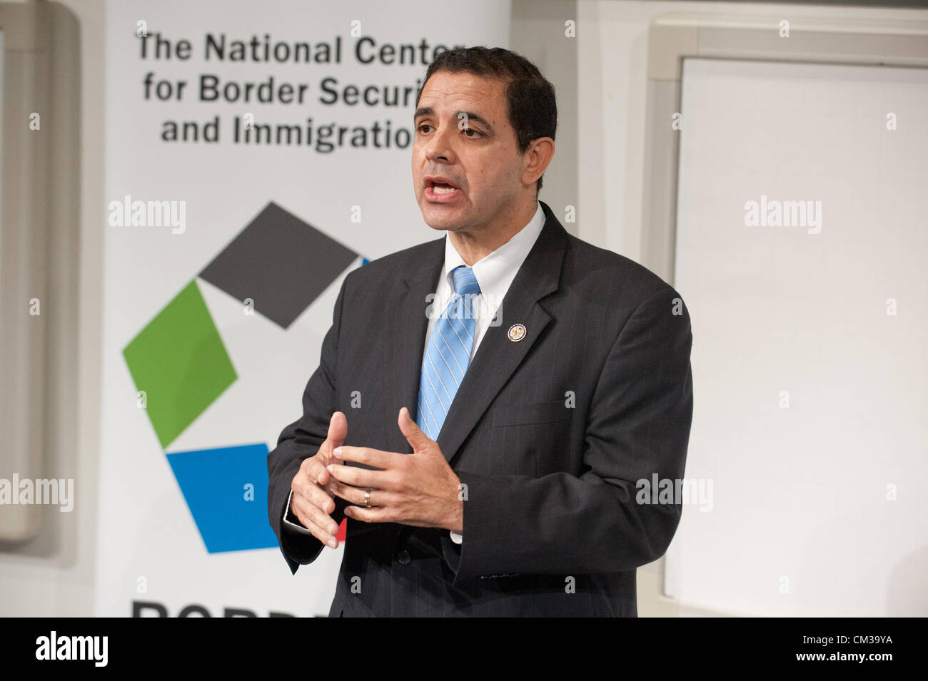 24. September 2012 - Tucson, Arizona, traf US - Rep HENRY CUELLAR (D -Tex) Rep R. Barber (D -ARIZ) an der University of Arizona in Tucson, Arizona für ein Briefing über das AVATAR-Projekt durchgeführten UA in Verbindung mit dem The Center of Excellence für die Grenzsicherung und Einwanderung.  Cuellar und Barber, beide Mitglieder der Verfassungsschutz, und sagte, der automatisierten AVATAR menschliche Voreingenommenheit aus Zuwanderung Vorführungen an der Grenze der US-Mex. während der Freisetzung von menschlichen Agenten für andere Aktivitäten entfernen würde.  Barber sagte, dass das Programm hilft den nördlichen Drogen, von denen h stoppen Stockfoto