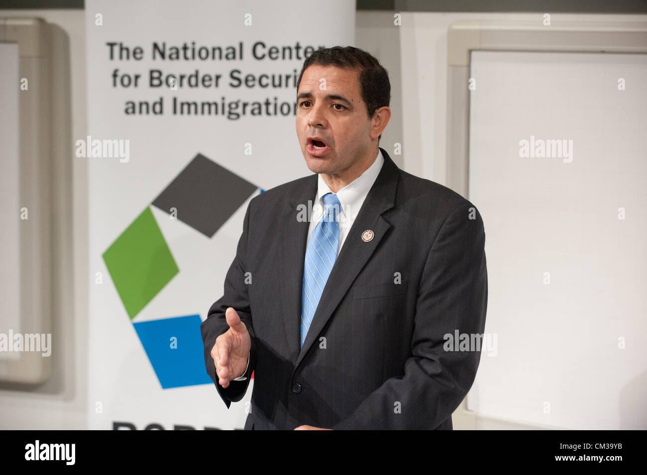 24. September 2012 - Tucson, Arizona, traf US - Rep HENRY CUELLAR (D -Tex) Rep R. Barber (D -ARIZ) an der University of Arizona in Tucson, Arizona für ein Briefing über das AVATAR-Projekt durchgeführten UA in Verbindung mit dem The Center of Excellence für die Grenzsicherung und Einwanderung.  Cuellar und Barber, beide Mitglieder der Verfassungsschutz, und sagte, der automatisierten AVATAR menschliche Voreingenommenheit aus Zuwanderung Vorführungen an der Grenze der US-Mex. während der Freisetzung von menschlichen Agenten für andere Aktivitäten entfernen würde.  Barber sagte, dass das Programm hilft den nördlichen Drogen, von denen h stoppen Stockfoto