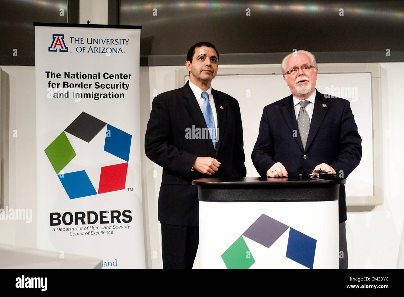 24. September 2012 - traf Tucson, Arizona, USA - Rep HENRY CUELLAR (D -Tex), links, und Rep RON BARBER (D -ARIZ), rechts, an der University of Arizona in Tucson, Arizona für ein Briefing über das AVATAR-Projekt durchgeführten UA in Verbindung mit dem The Center of Excellence für die Grenzsicherung und Einwanderung.  Cuellar und Barber, beide Mitglieder der Verfassungsschutz, und sagte, der automatisierten AVATAR menschliche Voreingenommenheit aus Zuwanderung Vorführungen an der Grenze der US-Mex. während der Freisetzung von menschlichen Agenten für andere Aktivitäten entfernen würde.  Barber sagte, dass das Programm hilft den nördlichen stoppen Stockfoto
