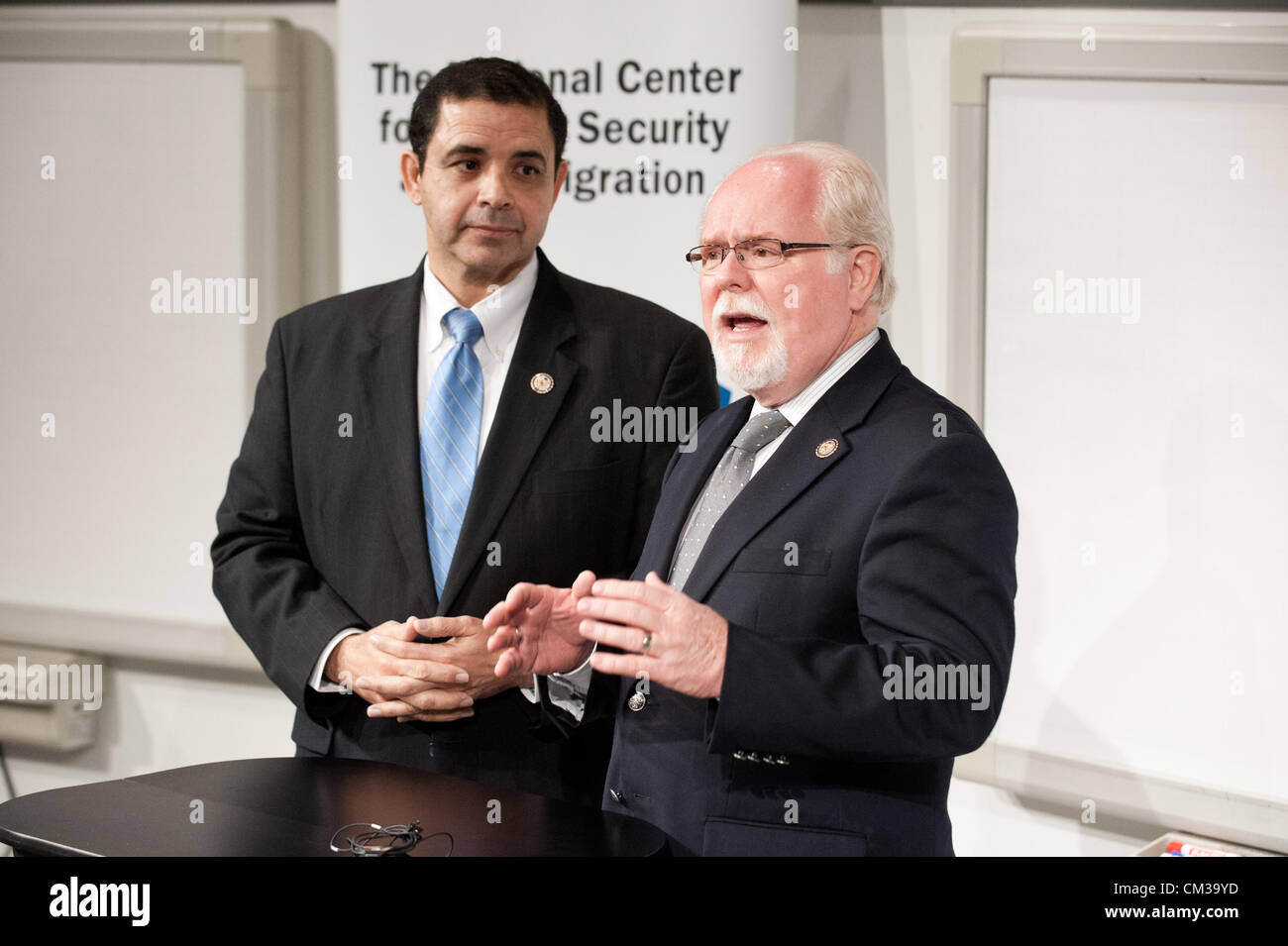 24. September 2012 - traf Tucson, Arizona, USA - Rep HENRY CUELLAR (D -Tex), links, und Rep RON BARBER (D -ARIZ), rechts, an der University of Arizona in Tucson, Arizona für ein Briefing über das AVATAR-Projekt durchgeführten UA in Verbindung mit dem The Center of Excellence für die Grenzsicherung und Einwanderung.  Cuellar und Barber, beide Mitglieder der Verfassungsschutz, und sagte, der automatisierten AVATAR menschliche Voreingenommenheit aus Zuwanderung Vorführungen an der Grenze der US-Mex. während der Freisetzung von menschlichen Agenten für andere Aktivitäten entfernen würde.  Barber sagte, dass das Programm hilft den nördlichen stoppen Stockfoto