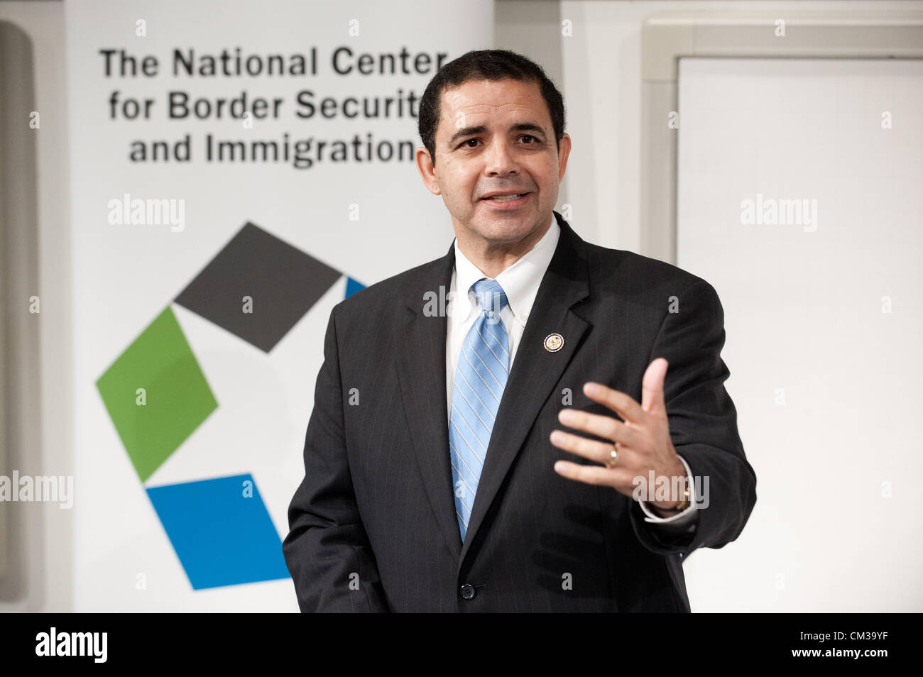 24. September 2012 - Tucson, Arizona, traf US - Rep HENRY CUELLAR (D -Tex) Rep R. Barber (D -ARIZ) an der University of Arizona in Tucson, Arizona für ein Briefing über das AVATAR-Projekt durchgeführten UA in Verbindung mit dem The Center of Excellence für die Grenzsicherung und Einwanderung.  Cuellar und Barber, beide Mitglieder der Verfassungsschutz, und sagte, der automatisierten AVATAR menschliche Voreingenommenheit aus Zuwanderung Vorführungen an der Grenze der US-Mex. während der Freisetzung von menschlichen Agenten für andere Aktivitäten entfernen würde.  Barber sagte, dass das Programm hilft den nördlichen Drogen, von denen h stoppen Stockfoto