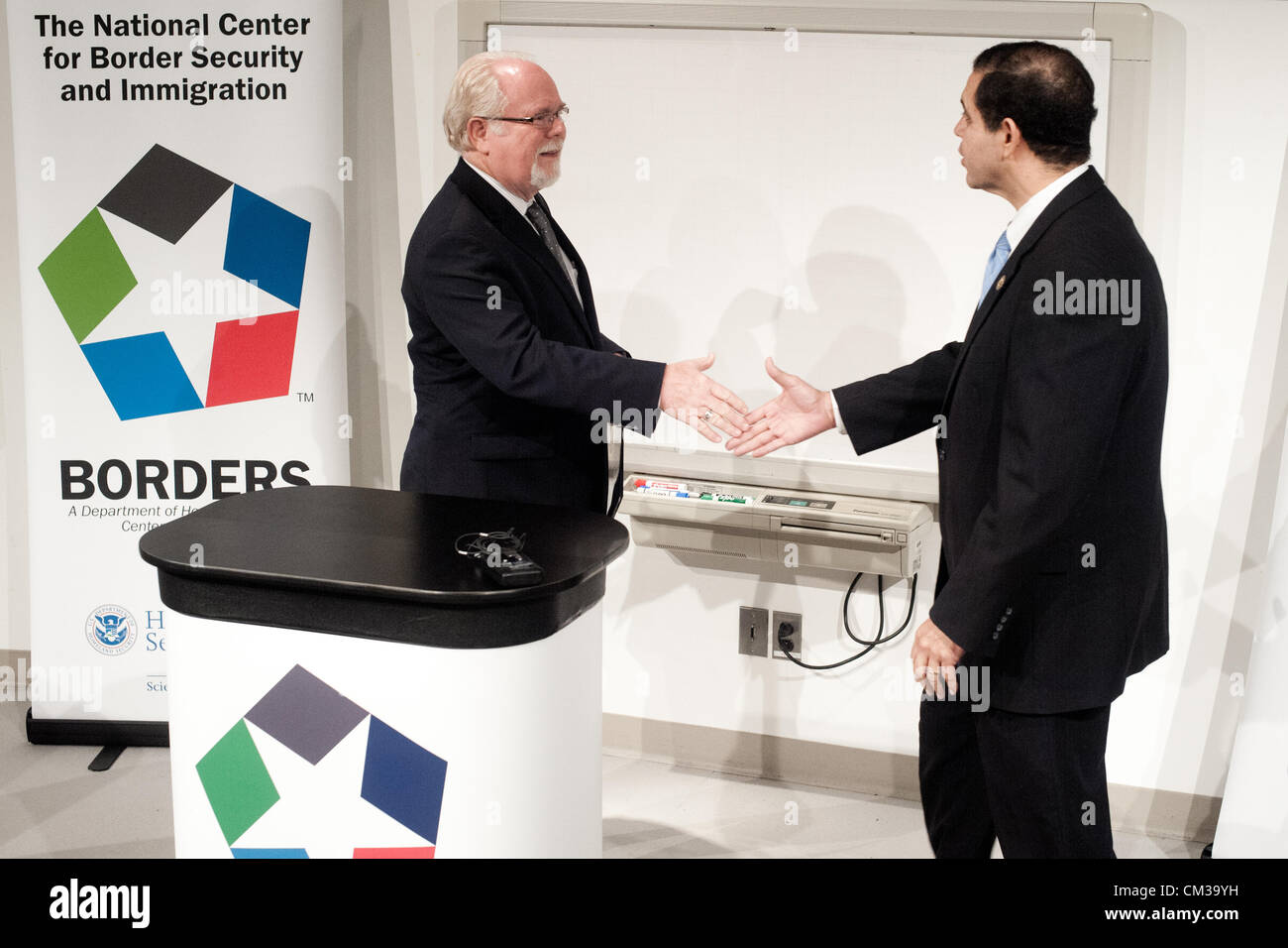 24. September 2012 - traf Tucson, Arizona, USA - Rep RON BARBER (D -ARIZ), links, Rep HENRY CUELLAR (D -Tex), rechts, an der University of Arizona in Tucson, Arizona für ein Briefing über das AVATAR-Projekt durchgeführten UA in Verbindung mit dem The Center of Excellence für die Grenzsicherung und Einwanderung.  Cuellar und Barber, beide Mitglieder der Verfassungsschutz, und sagte, der automatisierten AVATAR menschliche Voreingenommenheit aus Zuwanderung Vorführungen an der Grenze der US-Mex. während der Freisetzung von menschlichen Agenten für andere Aktivitäten entfernen würde.  Barber sagte, dass das Programm hilft den nördlichen stoppen Stockfoto