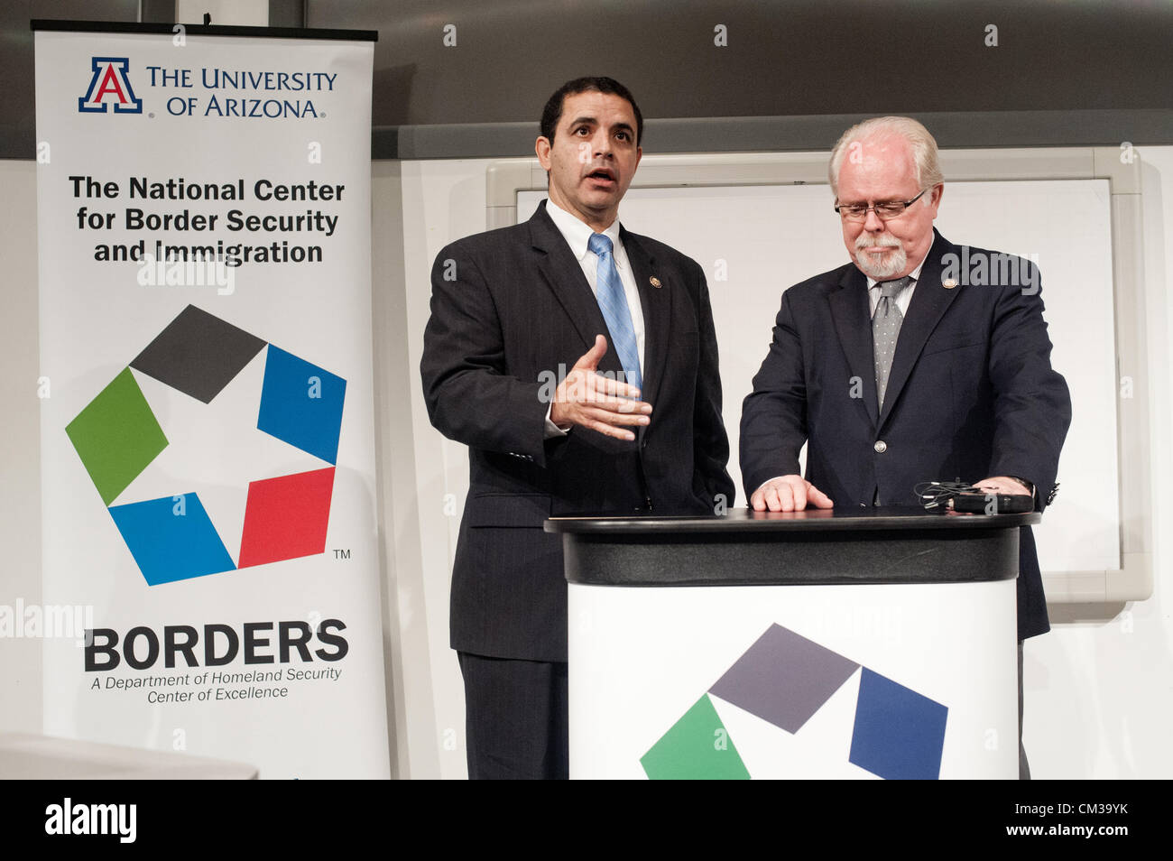 24. September 2012 - traf Tucson, Arizona, USA - Rep HENRY CUELLAR (D -Tex), links, und Rep RON BARBER (D -ARIZ), rechts, an der University of Arizona in Tucson, Arizona für ein Briefing über das AVATAR-Projekt durchgeführten UA in Verbindung mit dem The Center of Excellence für die Grenzsicherung und Einwanderung.  Cuellar und Barber, beide Mitglieder der Verfassungsschutz, und sagte, der automatisierten AVATAR menschliche Voreingenommenheit aus Zuwanderung Vorführungen an der Grenze der US-Mex. während der Freisetzung von menschlichen Agenten für andere Aktivitäten entfernen würde.  Barber sagte, dass das Programm hilft den nördlichen stoppen Stockfoto