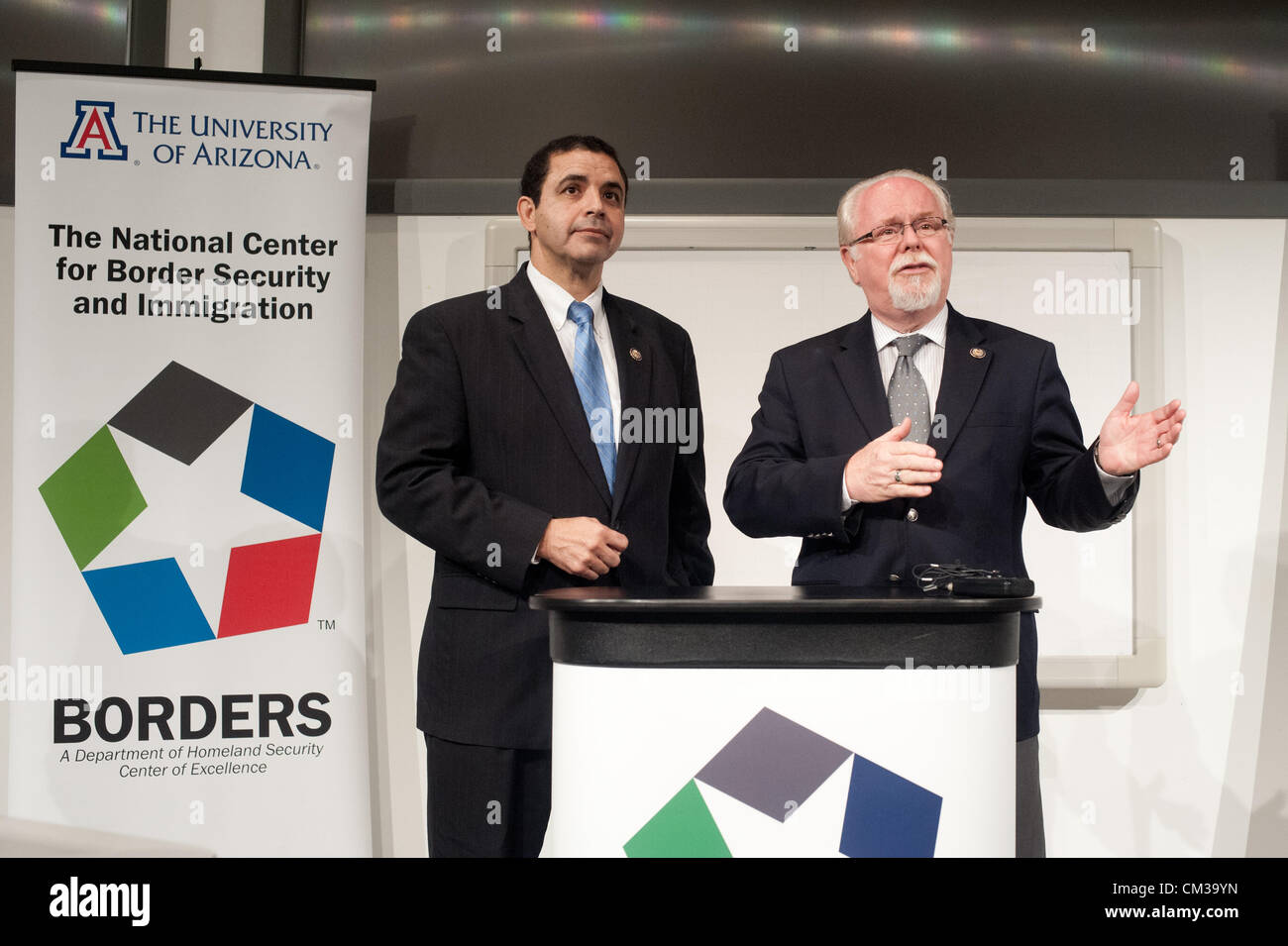 24. September 2012 - traf Tucson, Arizona, USA - Rep HENRY CUELLAR (D -Tex), links, und Rep RON BARBER (D -ARIZ), rechts, an der University of Arizona in Tucson, Arizona für ein Briefing über das AVATAR-Projekt durchgeführten UA in Verbindung mit dem The Center of Excellence für die Grenzsicherung und Einwanderung.  Cuellar und Barber, beide Mitglieder der Verfassungsschutz, und sagte, der automatisierten AVATAR menschliche Voreingenommenheit aus Zuwanderung Vorführungen an der Grenze der US-Mex. während der Freisetzung von menschlichen Agenten für andere Aktivitäten entfernen würde.  Barber sagte, dass das Programm hilft den nördlichen stoppen Stockfoto