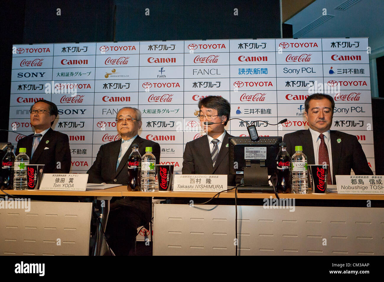 20. September 2012, Tokyo, Japan - v.l.: Hideyuki Takai, Präsident von UniJapan, Tom Yoda, Vorsitzender von TIFF, Takashi Nishimura, Managing Director von UniJapan, Nobushige Toshima, Generalsekretär des TIFF. Der 25. Tokyo International Film Festival Pressekonferenz fand in Roppongi Hills in Tokio.  Unter dem Thema des Schutzes der Umwelt gewachsen Tokyo International Film Festival, eines der größten Filmfestivals Asiens zu werden. Ehemaliger AKB48 Sänger Atsuko Maeda, der aus der Gruppe letzten Monat absolvierte, wurde als Sonderbotschafter für das diesjährige Festiva ernannt Stockfoto