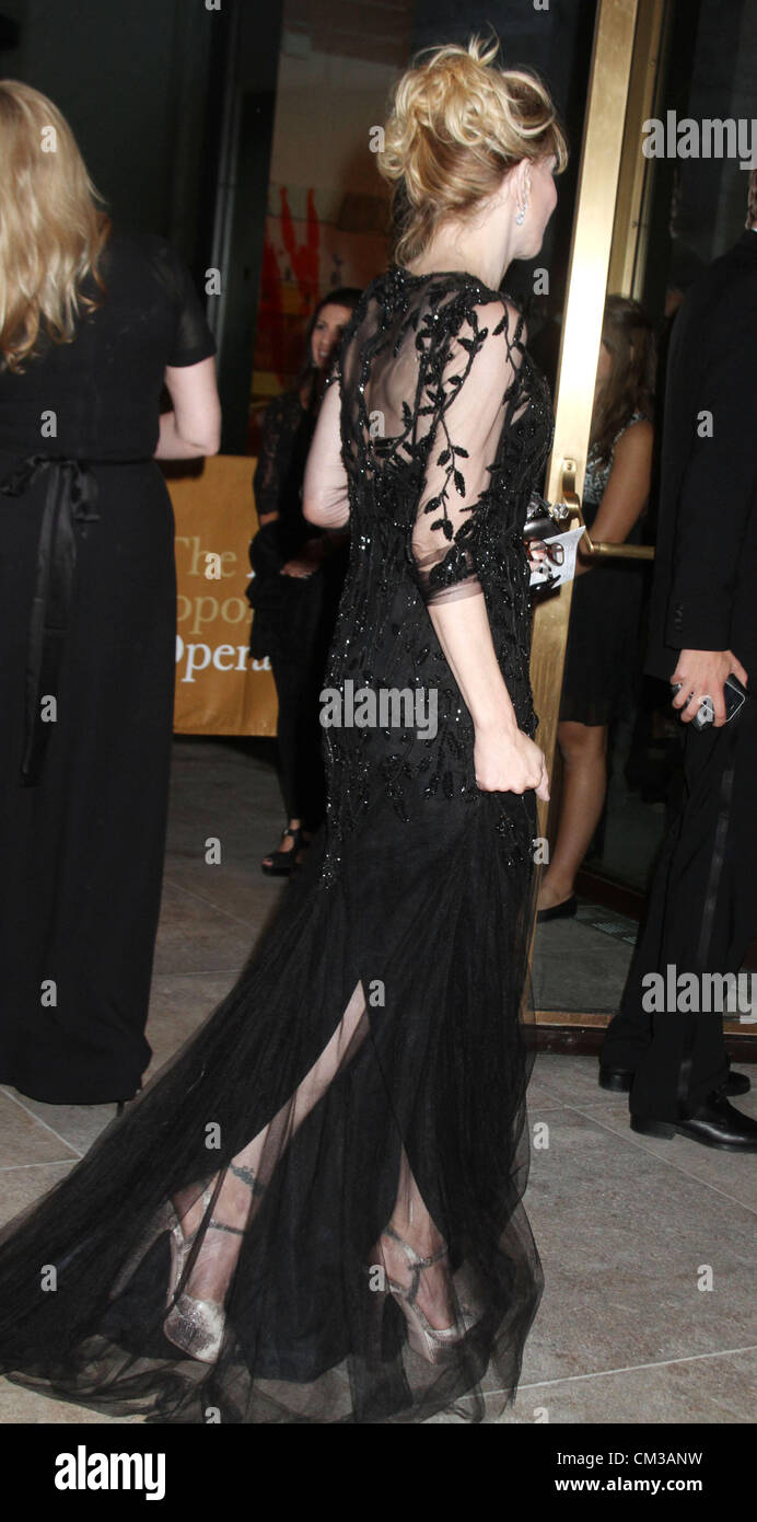 24. September 2012 - New York, New York, USA - COURTNEY LOVE nimmt an der Metropolitan Opera Saison-Eröffnungs-Gala an der Metropolitan Opera im Lincoln Center statt. (Bild Kredit: Nancy Kaszerman/ZUMAPRESS.com ©) Stockfoto