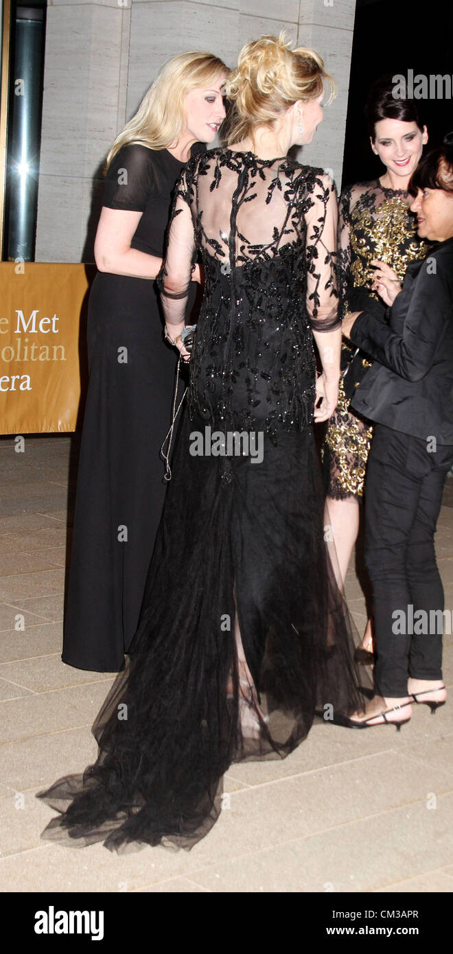 24. September 2012 - New York, New York, USA - COURTNEY LOVE nimmt an der Metropolitan Opera Saison-Eröffnungs-Gala an der Metropolitan Opera im Lincoln Center statt. (Bild Kredit: Nancy Kaszerman/ZUMAPRESS.com ©) Stockfoto