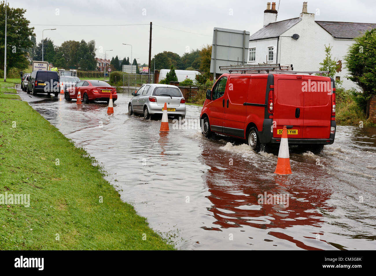 Chester, UK. Nach 3 Tagen Regen verhandeln Fahrzeuge Hochwasser auf der A540 Parkgate Straße am Stadtrand von Chester. Stockfoto