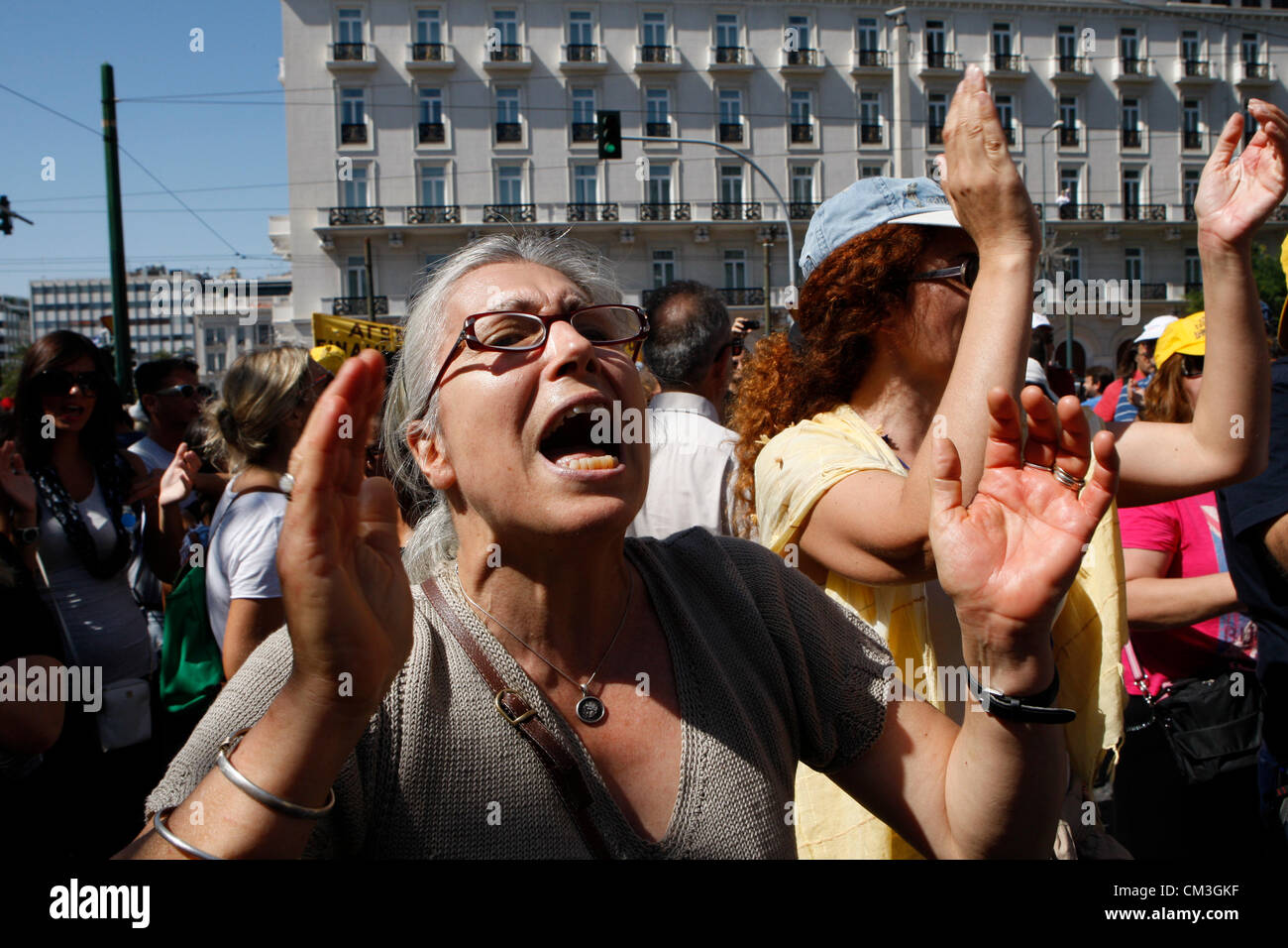 26.09.2012 Athen Griechenland. Griechische Arbeitnehmer ging außerhalb des Arbeitsplatzes Mittwoch für den ersten Generalstreik seit Koalition-Regierung des Landes im Juni, wie der Ministerpräsident und Finanzminister ein Paket von Euro 11,5 Milliarden gehämmert ($ 14,87 Milliarden) in Ausgabenkürzungen. Athen hat gekämpft, um mit mehr strafenden Sparmaßnahmen kommen, das wäre akzeptabel, seine Rettung Gläubiger mit Meinungsverschiedenheiten zwischen den drei Parteien, aus denen sich die Regierungskoalition. Griechenlands Gläubiger haben mehr Steuerreformen gefordert, wenn sie weiterhin austeilen Rettung Darlehen. Stockfoto