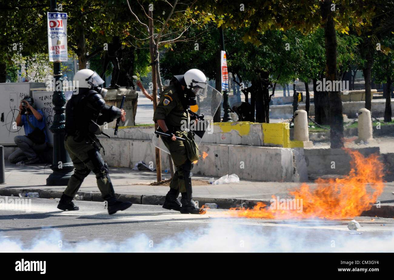 26. September 2012 wurde im Juni Athen - Generalstreik in Griechenland, der erste Generalstreik seit der Koalitionsregierung gebildet. Der Schlag gegen ein neues Paket von Sparmaßnahmen schneidet Wert von 11,5 Milliarden von Euro durch die Länder größten Gewerkschaften GSEE und ADEDY benannt worden ist. Stockfoto