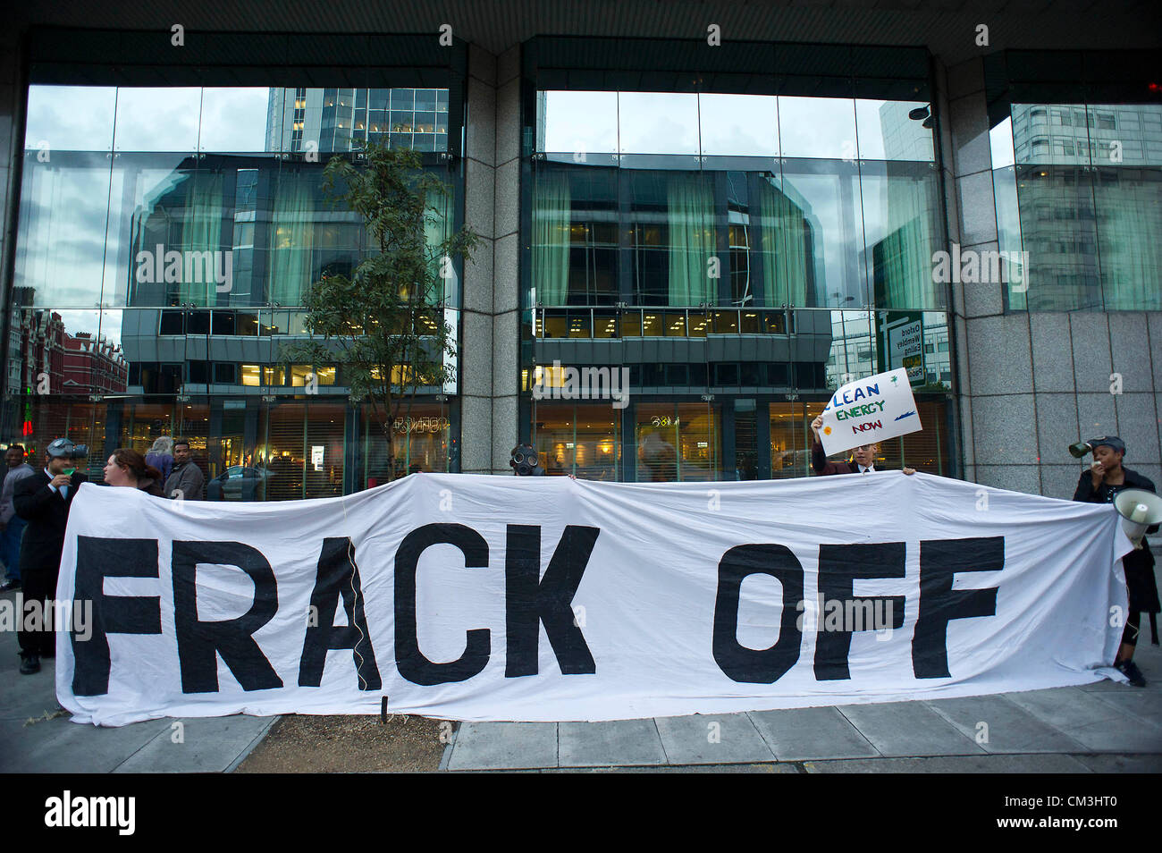 Anti-Fracking Umwelt Demonstranten halten eine FrackOff London chemischen Cocktail Party außerhalb der UK-Schiefer-Gipfeltreffen. Im Hilton London Metropole Hotel, Edgware Road, London, UK 26. September 2012 statt. Stockfoto