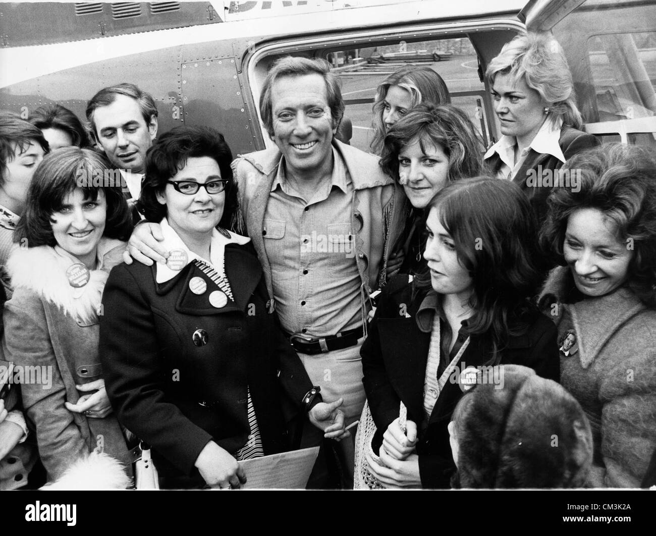 22. April 1974 - London, England, ist U.K - Sänger ANDY WILLIAMS liefen von treuen Fans bei der Ankunft am Flughafen Gatwick, um seine Konzertreise in Schottland zu beginnen.  (Kredit-Bild: © KEYSTONE Bilder USA/ZUMAPRESS.com) Stockfoto
